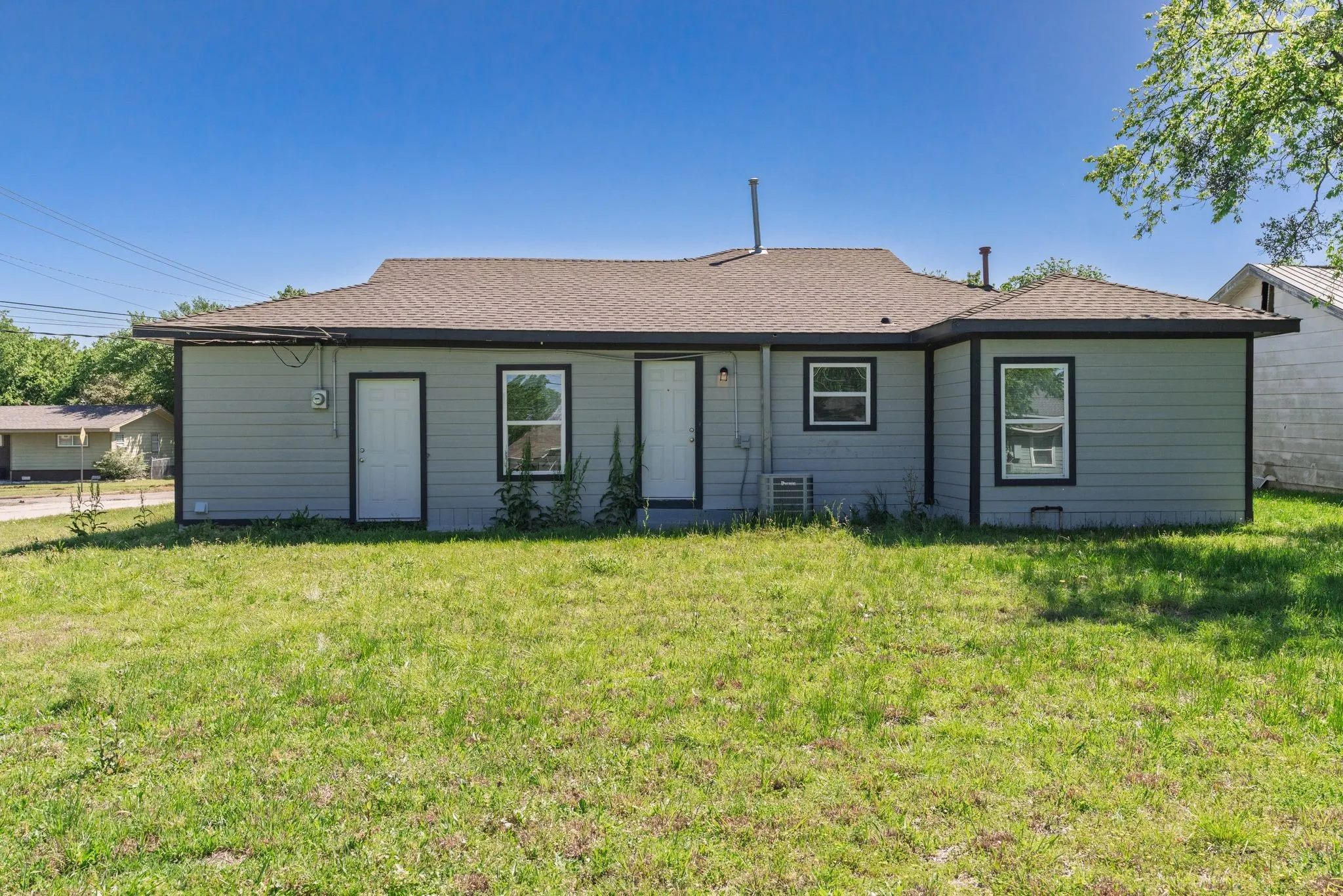 Single Family Residence For Sale in Hunt County , 1806 Wellington Street, Greenville, Texas 75401, 3 Bedroom, 1 Bathroom, 1 Garage spaces, 1,128 Sqft, built in 1940, mls#21149888, Real Estate Agent in Greenville, Homes For Sale in Hunt county, Homes For Sale in Greenville, Realtor in Greenville Texas, Real Estate Brokerage Independent Realty Texas, Luminita Cordes Realtor