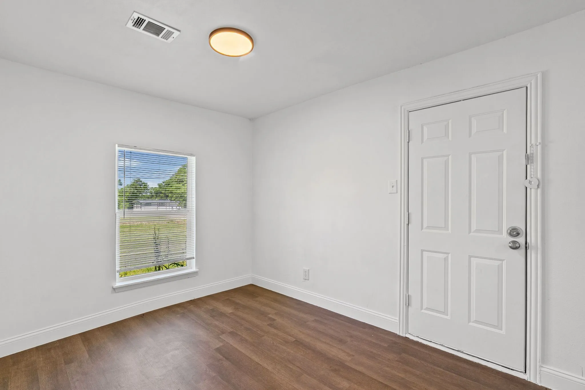 Single Family Residence For Sale in Hunt County , 1806 Wellington Street, Greenville, Texas 75401, 3 Bedroom, 1 Bathroom, 1 Garage spaces, 1,128 Sqft, built in 1940, mls#21149888, Real Estate Agent in Greenville, Homes For Sale in Hunt county, Homes For Sale in Greenville, Realtor in Greenville Texas, Real Estate Brokerage Independent Realty Texas, Luminita Cordes Realtor