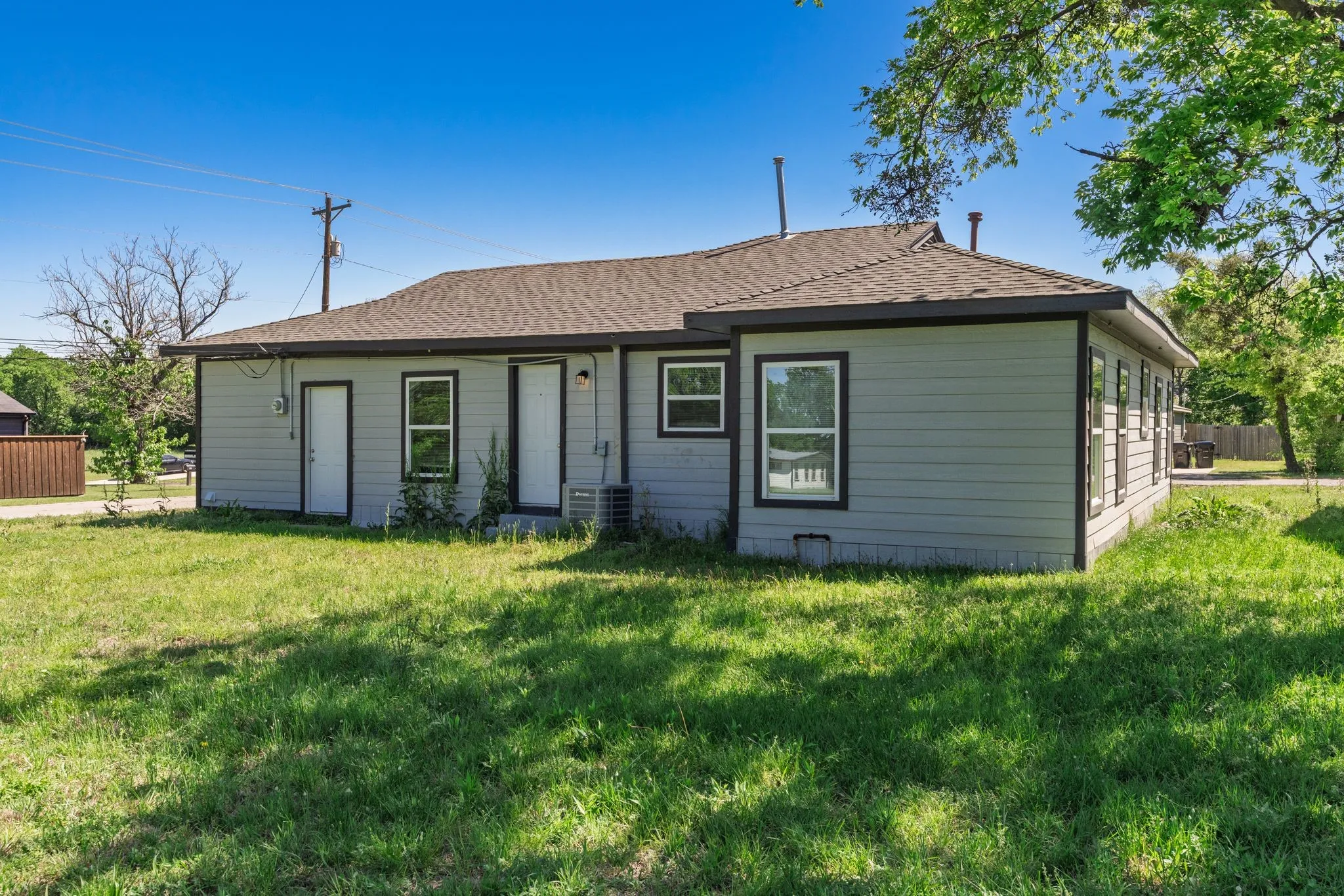 Single Family Residence For Sale in Hunt County , 1806 Wellington Street, Greenville, Texas 75401, 3 Bedroom, 1 Bathroom, 1 Garage spaces, 1,128 Sqft, built in 1940, mls#21149888, Real Estate Agent in Greenville, Homes For Sale in Hunt county, Homes For Sale in Greenville, Realtor in Greenville Texas, Real Estate Brokerage Independent Realty Texas, Luminita Cordes Realtor