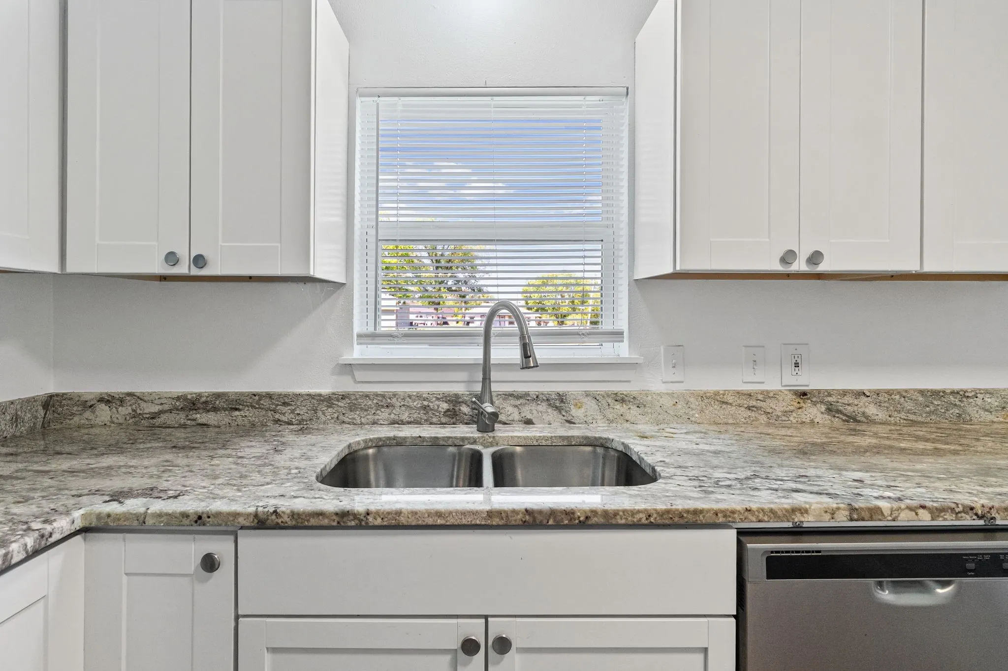 Single Family Residence For Sale in Hunt County , 1806 Wellington Street, Greenville, Texas 75401, 3 Bedroom, 1 Bathroom, 1 Garage spaces, 1,128 Sqft, built in 1940, mls#21149888, Real Estate Agent in Greenville, Homes For Sale in Hunt county, Homes For Sale in Greenville, Realtor in Greenville Texas, Real Estate Brokerage Independent Realty Texas, Luminita Cordes Realtor