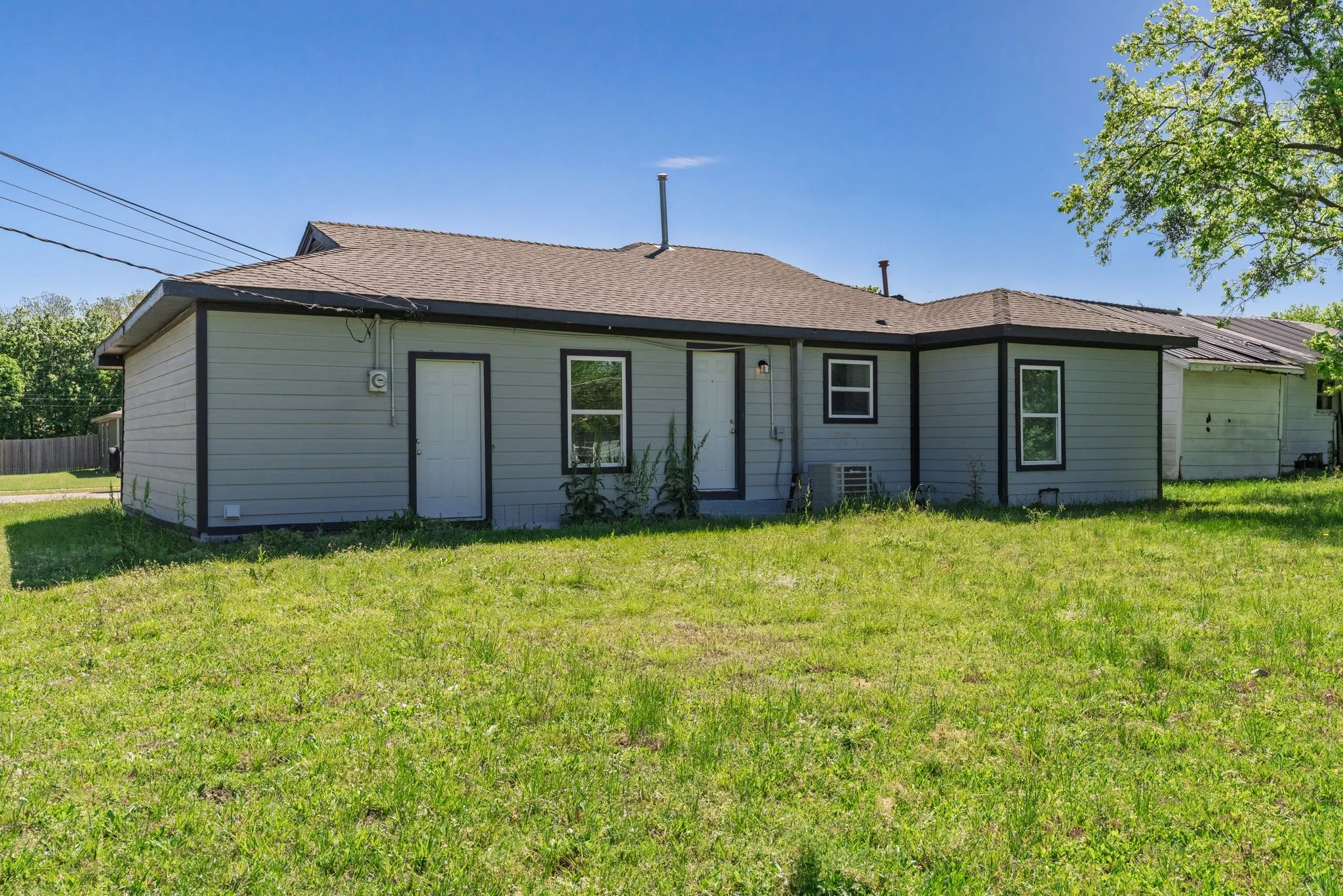 Single Family Residence For Sale in Hunt County , 1806 Wellington Street, Greenville, Texas 75401, 3 Bedroom, 1 Bathroom, 1 Garage spaces, 1,128 Sqft, built in 1940, mls#21149888, Real Estate Agent in Greenville, Homes For Sale in Hunt county, Homes For Sale in Greenville, Realtor in Greenville Texas, Real Estate Brokerage Independent Realty Texas, Luminita Cordes Realtor