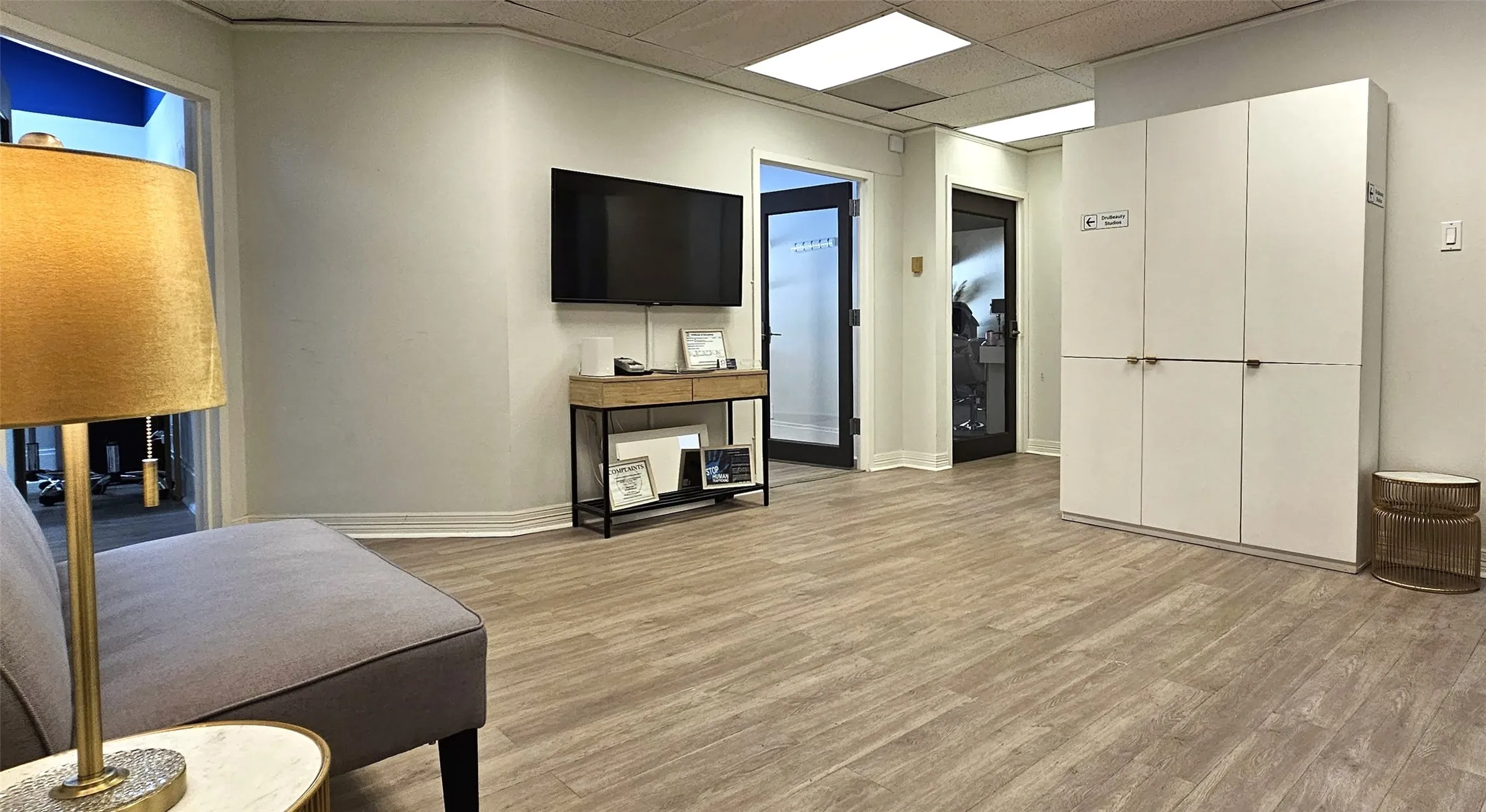 Retail For Rent in Dallas County , 6211 W Northwest Highway C253 Middle Window, Dallas, Texas 75225, 0, 0, Garage spaces, 0 Sqft, built in 1966, Preowned, Price $1,500, mls#21149988, Real Estate Agent in Dallas, Homes For Rent in Dallas county, Homes For Rent in Dallas, Realtor in Dallas Texas, Real Estate Brokerage Independent Realty Texas, Luminita Cordes Realtor