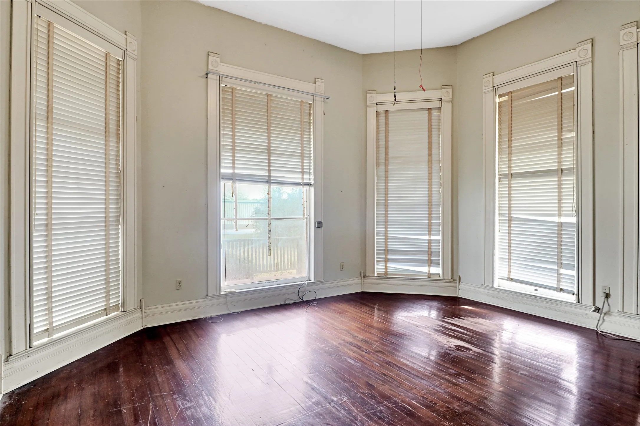Single Family Residence For Sale in Hill County , 200 S Colorado Street, Whitney, Texas 76692, 6 Bedroom, 2 Bathroom, 2 Garage spaces, 3,284 Sqft, built in 1900, mls#21149295, Real Estate Agent in Whitney, Homes For Sale in Hill county, Homes For Sale in Whitney, Realtor in Whitney Texas, Real Estate Brokerage Independent Realty Texas, Luminita Cordes Realtor