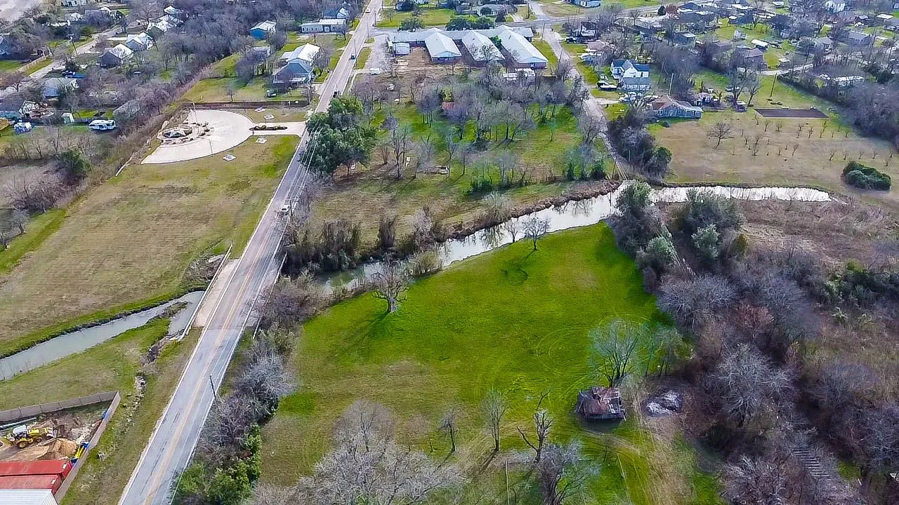 Single Family Residence For Sale in Hill County , 200 S Colorado Street, Whitney, Texas 76692, 6 Bedroom, 2 Bathroom, 2 Garage spaces, 3,284 Sqft, built in 1900, mls#21149295, Real Estate Agent in Whitney, Homes For Sale in Hill county, Homes For Sale in Whitney, Realtor in Whitney Texas, Real Estate Brokerage Independent Realty Texas, Luminita Cordes Realtor