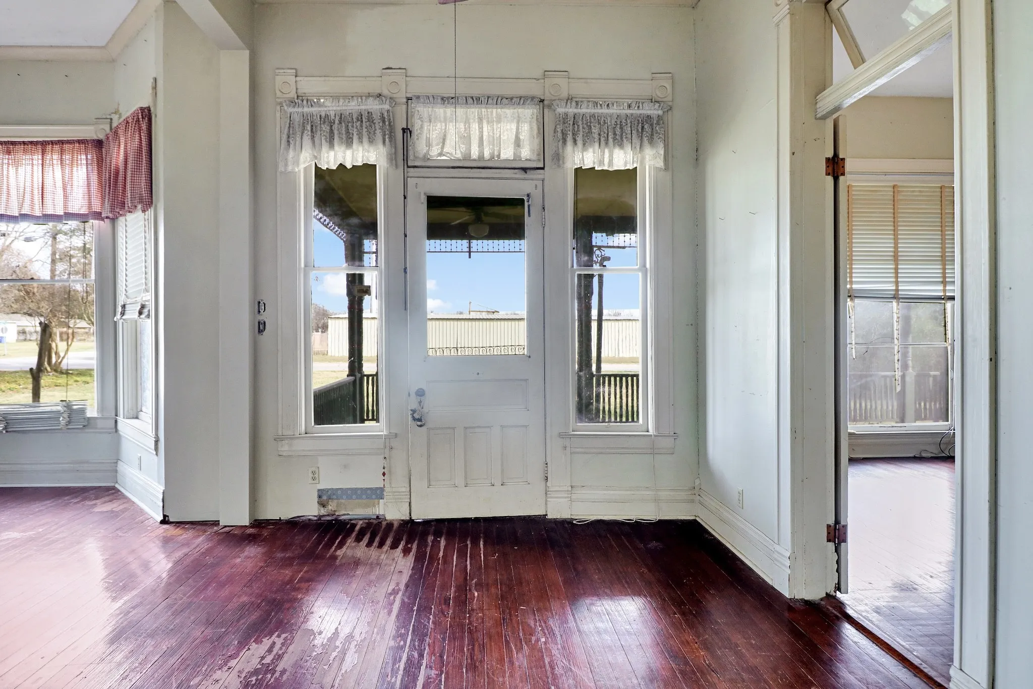 Single Family Residence For Sale in Hill County , 200 S Colorado Street, Whitney, Texas 76692, 6 Bedroom, 2 Bathroom, 2 Garage spaces, 3,284 Sqft, built in 1900, mls#21149295, Real Estate Agent in Whitney, Homes For Sale in Hill county, Homes For Sale in Whitney, Realtor in Whitney Texas, Real Estate Brokerage Independent Realty Texas, Luminita Cordes Realtor