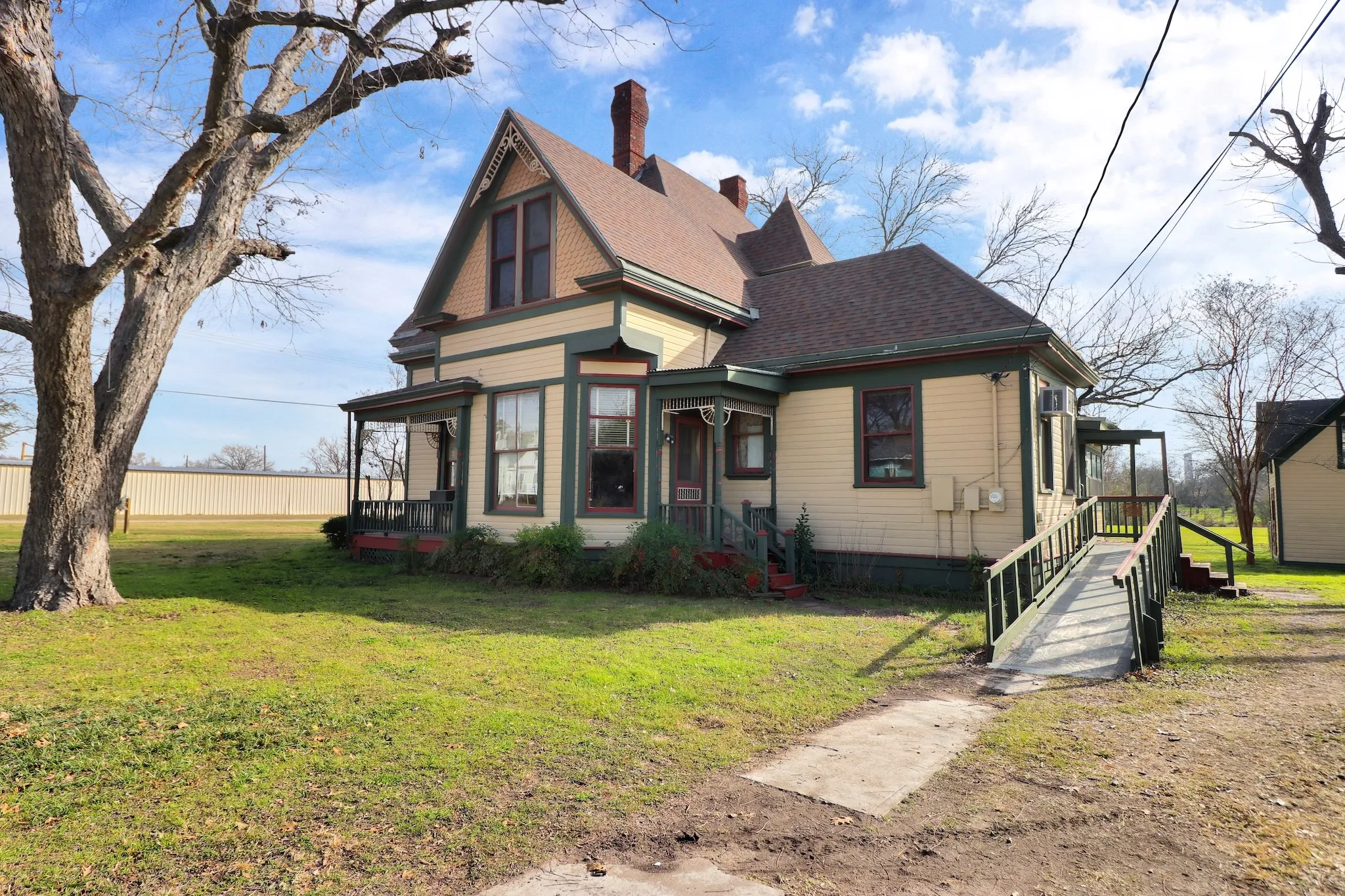Single Family Residence For Sale in Hill County , 200 S Colorado Street, Whitney, Texas 76692, 6 Bedroom, 2 Bathroom, 2 Garage spaces, 3,284 Sqft, built in 1900, mls#21149295, Real Estate Agent in Whitney, Homes For Sale in Hill county, Homes For Sale in Whitney, Realtor in Whitney Texas, Real Estate Brokerage Independent Realty Texas, Luminita Cordes Realtor
