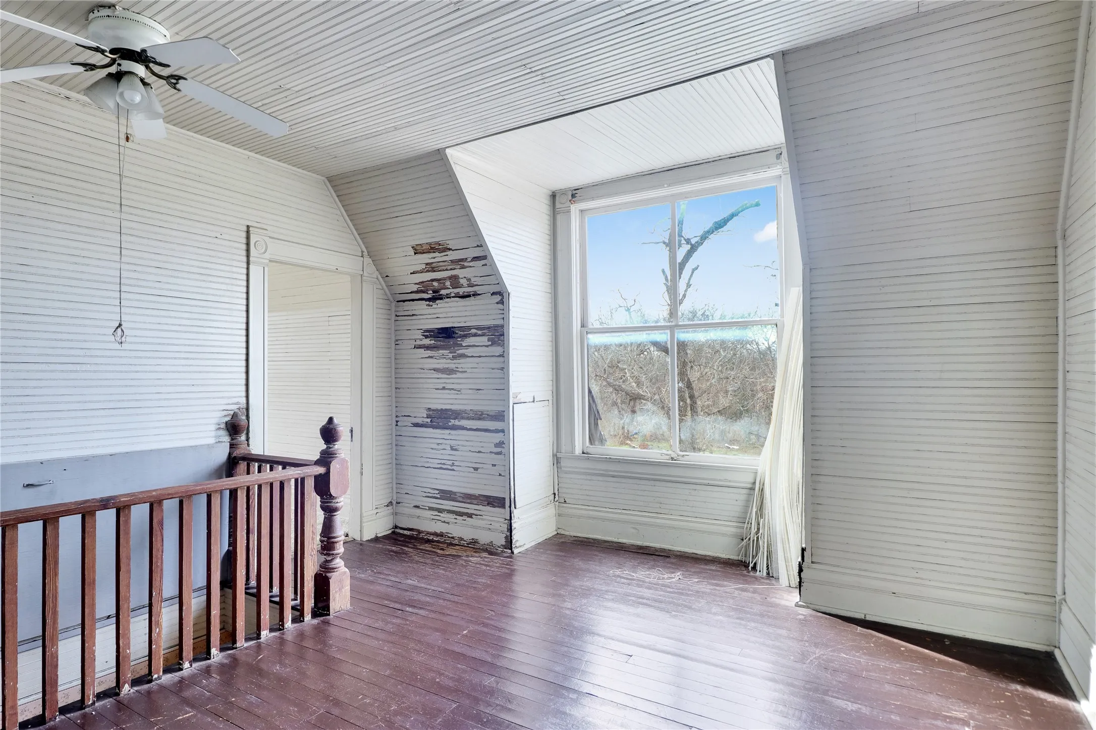 Single Family Residence For Sale in Hill County , 200 S Colorado Street, Whitney, Texas 76692, 6 Bedroom, 2 Bathroom, 2 Garage spaces, 3,284 Sqft, built in 1900, mls#21149295, Real Estate Agent in Whitney, Homes For Sale in Hill county, Homes For Sale in Whitney, Realtor in Whitney Texas, Real Estate Brokerage Independent Realty Texas, Luminita Cordes Realtor