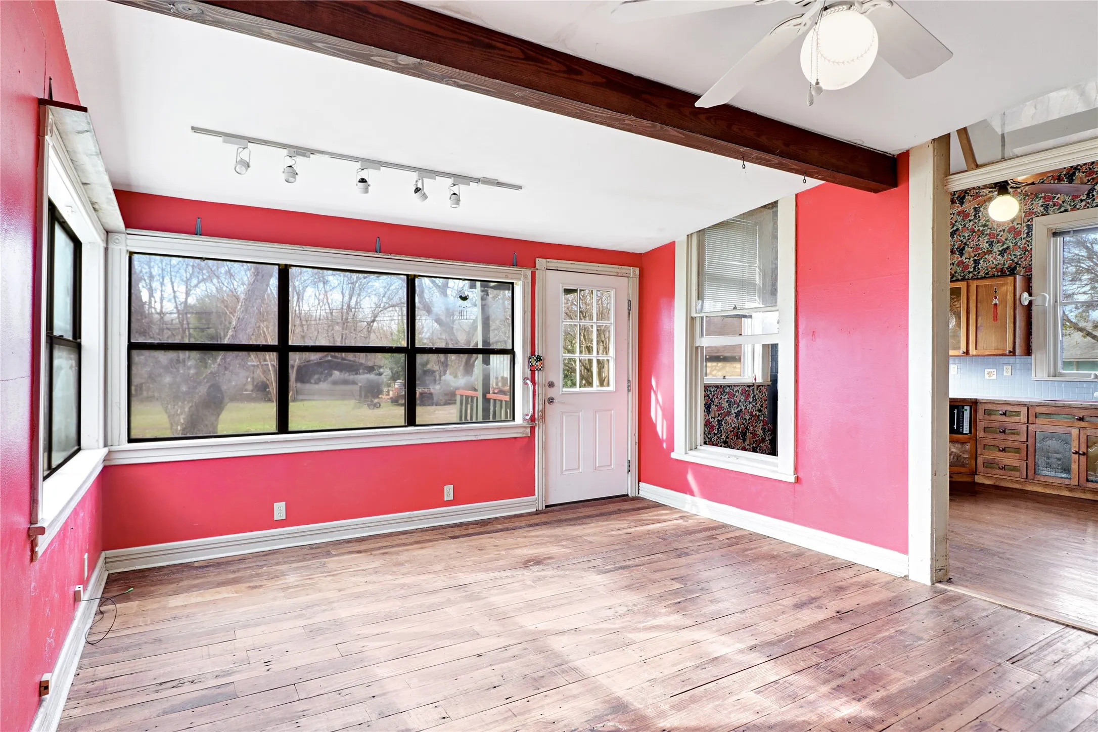 Single Family Residence For Sale in Hill County , 200 S Colorado Street, Whitney, Texas 76692, 6 Bedroom, 2 Bathroom, 2 Garage spaces, 3,284 Sqft, built in 1900, mls#21149295, Real Estate Agent in Whitney, Homes For Sale in Hill county, Homes For Sale in Whitney, Realtor in Whitney Texas, Real Estate Brokerage Independent Realty Texas, Luminita Cordes Realtor