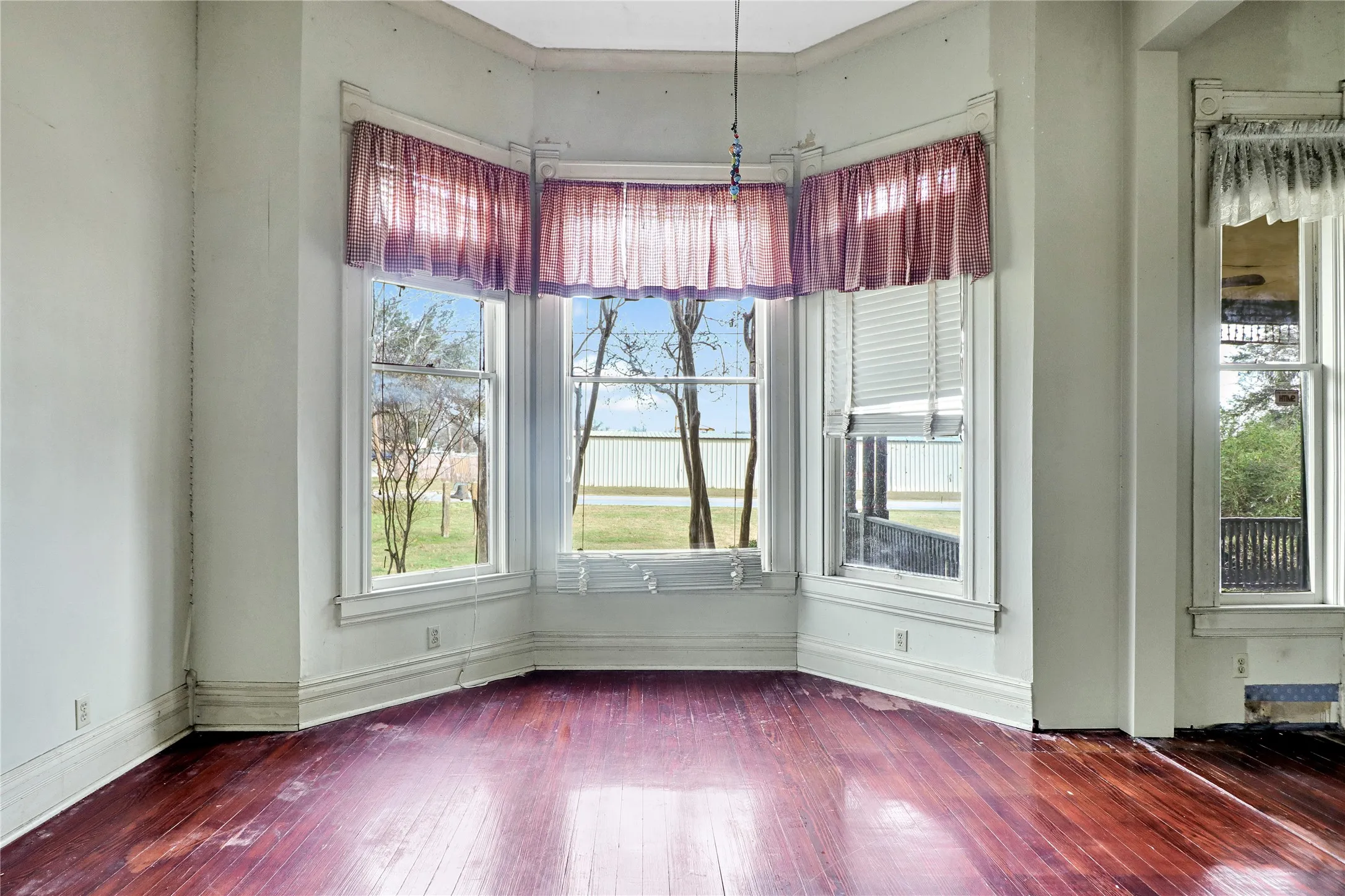 Single Family Residence For Sale in Hill County , 200 S Colorado Street, Whitney, Texas 76692, 6 Bedroom, 2 Bathroom, 2 Garage spaces, 3,284 Sqft, built in 1900, mls#21149295, Real Estate Agent in Whitney, Homes For Sale in Hill county, Homes For Sale in Whitney, Realtor in Whitney Texas, Real Estate Brokerage Independent Realty Texas, Luminita Cordes Realtor