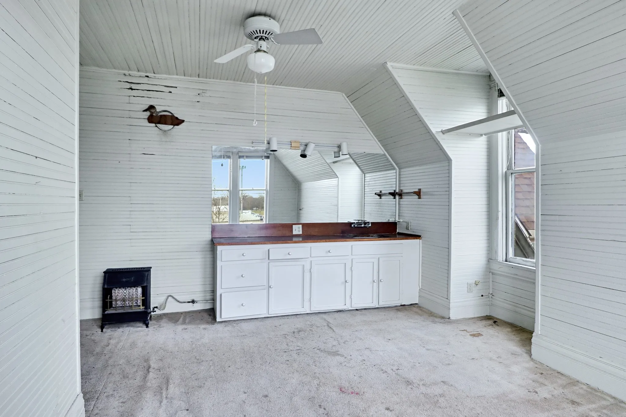 Single Family Residence For Sale in Hill County , 200 S Colorado Street, Whitney, Texas 76692, 6 Bedroom, 2 Bathroom, 2 Garage spaces, 3,284 Sqft, built in 1900, mls#21149295, Real Estate Agent in Whitney, Homes For Sale in Hill county, Homes For Sale in Whitney, Realtor in Whitney Texas, Real Estate Brokerage Independent Realty Texas, Luminita Cordes Realtor