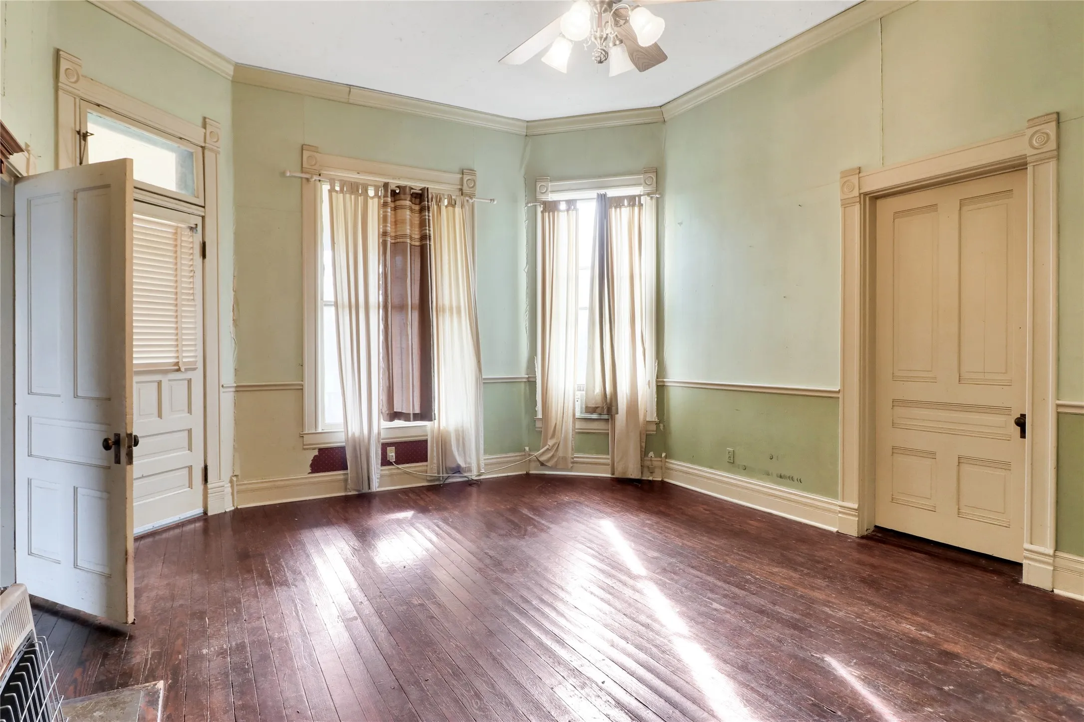 Single Family Residence For Sale in Hill County , 200 S Colorado Street, Whitney, Texas 76692, 6 Bedroom, 2 Bathroom, 2 Garage spaces, 3,284 Sqft, built in 1900, mls#21149295, Real Estate Agent in Whitney, Homes For Sale in Hill county, Homes For Sale in Whitney, Realtor in Whitney Texas, Real Estate Brokerage Independent Realty Texas, Luminita Cordes Realtor