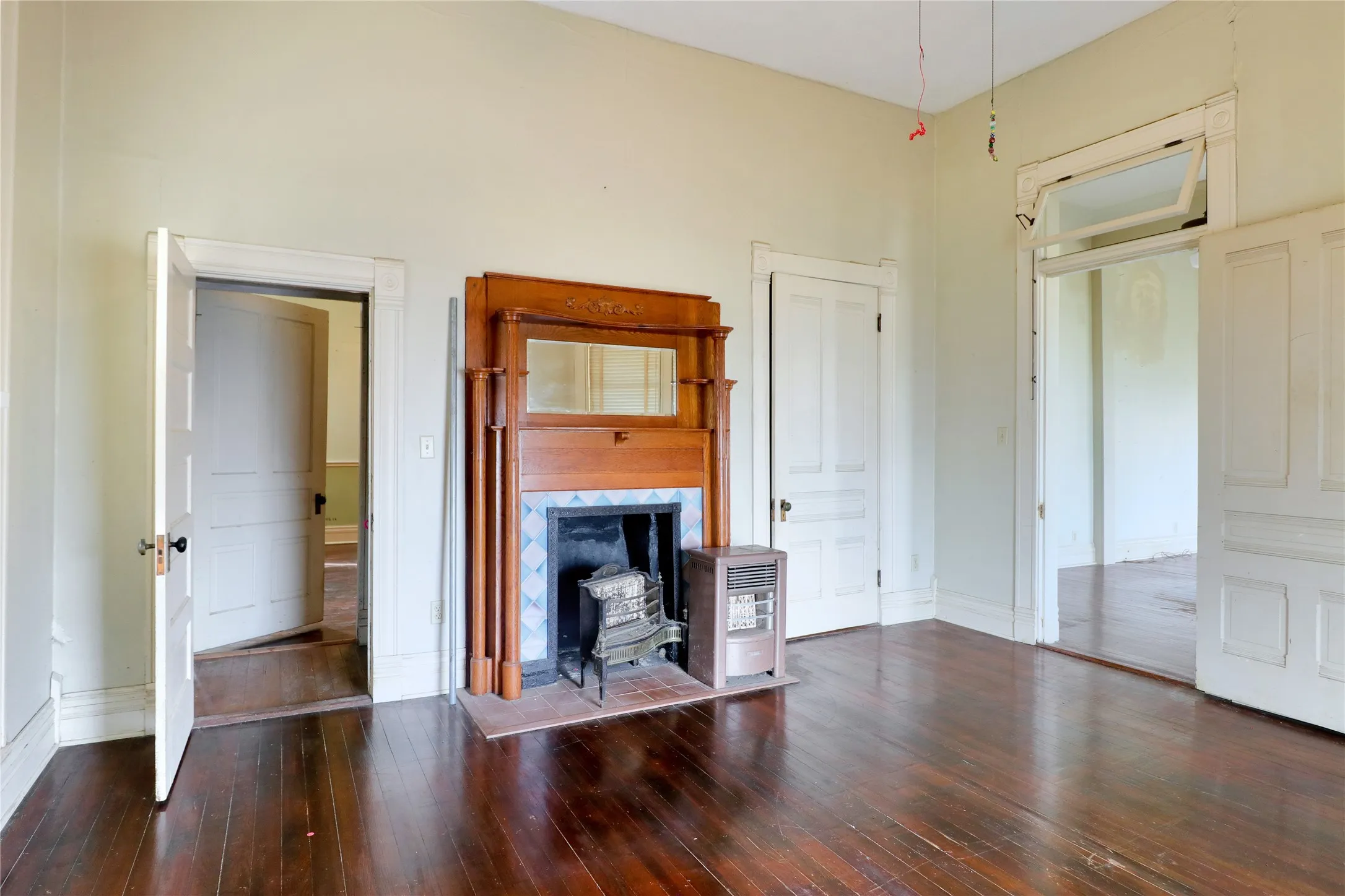 Single Family Residence For Sale in Hill County , 200 S Colorado Street, Whitney, Texas 76692, 6 Bedroom, 2 Bathroom, 2 Garage spaces, 3,284 Sqft, built in 1900, mls#21149295, Real Estate Agent in Whitney, Homes For Sale in Hill county, Homes For Sale in Whitney, Realtor in Whitney Texas, Real Estate Brokerage Independent Realty Texas, Luminita Cordes Realtor