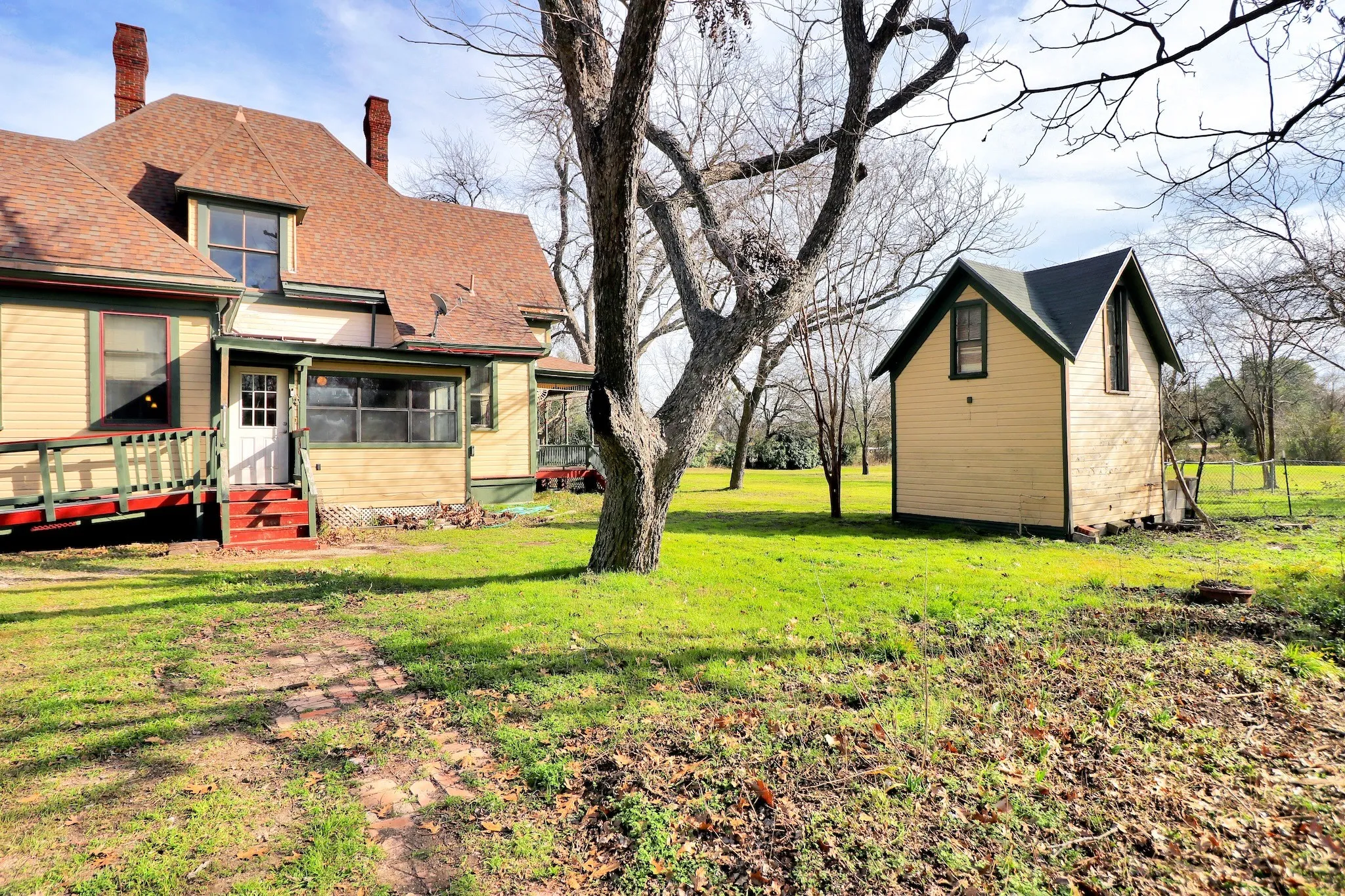 Single Family Residence For Sale in Hill County , 200 S Colorado Street, Whitney, Texas 76692, 6 Bedroom, 2 Bathroom, 2 Garage spaces, 3,284 Sqft, built in 1900, mls#21149295, Real Estate Agent in Whitney, Homes For Sale in Hill county, Homes For Sale in Whitney, Realtor in Whitney Texas, Real Estate Brokerage Independent Realty Texas, Luminita Cordes Realtor