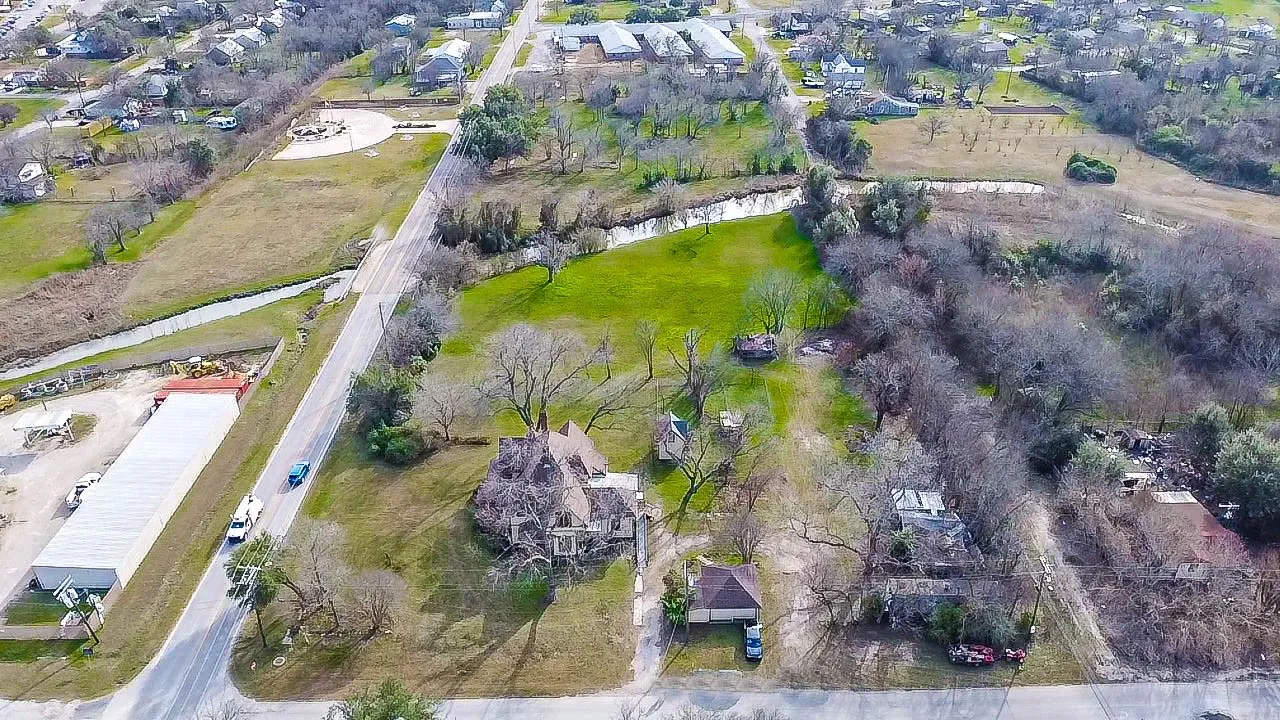 Single Family Residence For Sale in Hill County , 200 S Colorado Street, Whitney, Texas 76692, 6 Bedroom, 2 Bathroom, 2 Garage spaces, 3,284 Sqft, built in 1900, mls#21149295, Real Estate Agent in Whitney, Homes For Sale in Hill county, Homes For Sale in Whitney, Realtor in Whitney Texas, Real Estate Brokerage Independent Realty Texas, Luminita Cordes Realtor
