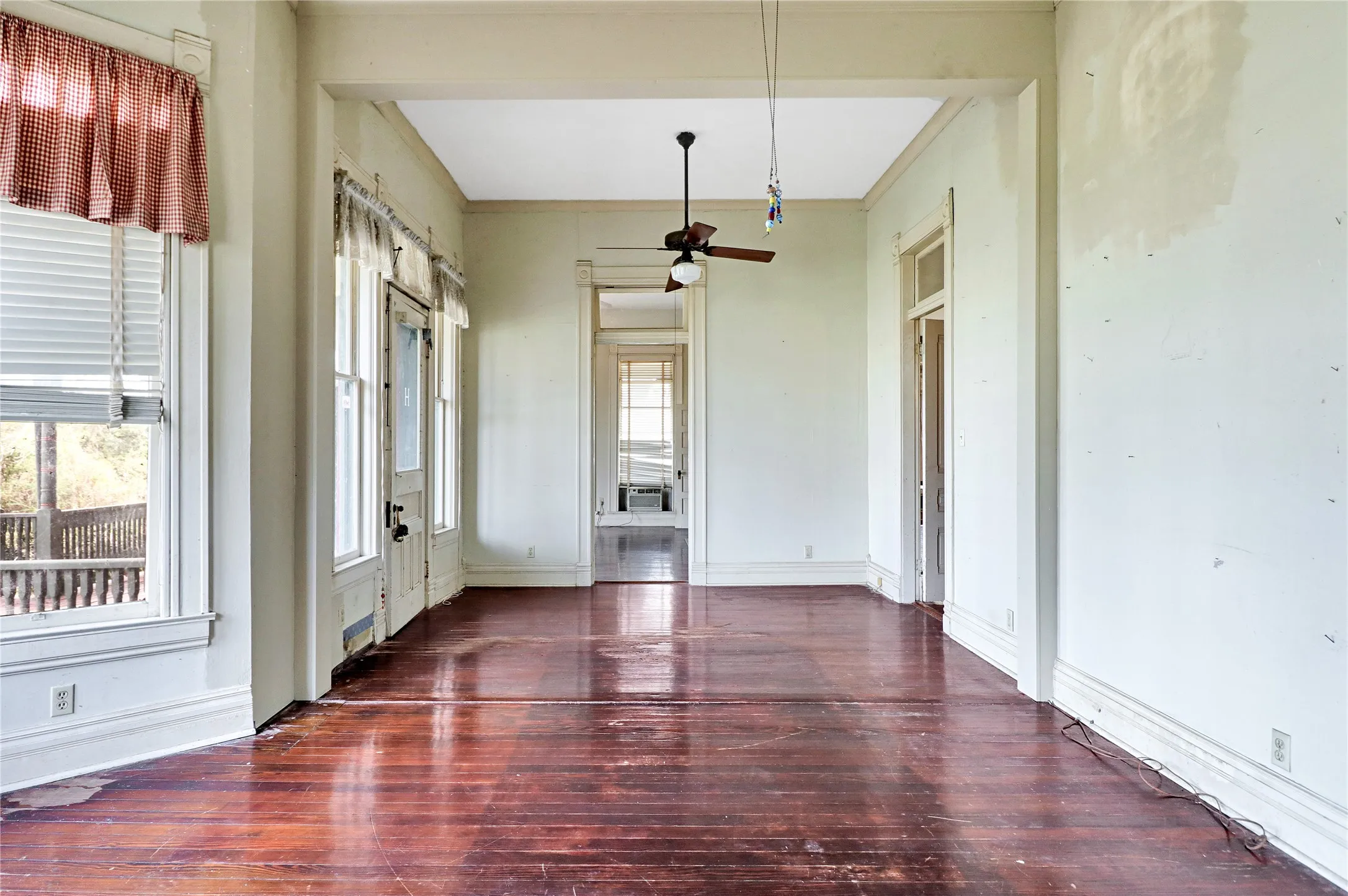 Single Family Residence For Sale in Hill County , 200 S Colorado Street, Whitney, Texas 76692, 6 Bedroom, 2 Bathroom, 2 Garage spaces, 3,284 Sqft, built in 1900, mls#21149295, Real Estate Agent in Whitney, Homes For Sale in Hill county, Homes For Sale in Whitney, Realtor in Whitney Texas, Real Estate Brokerage Independent Realty Texas, Luminita Cordes Realtor