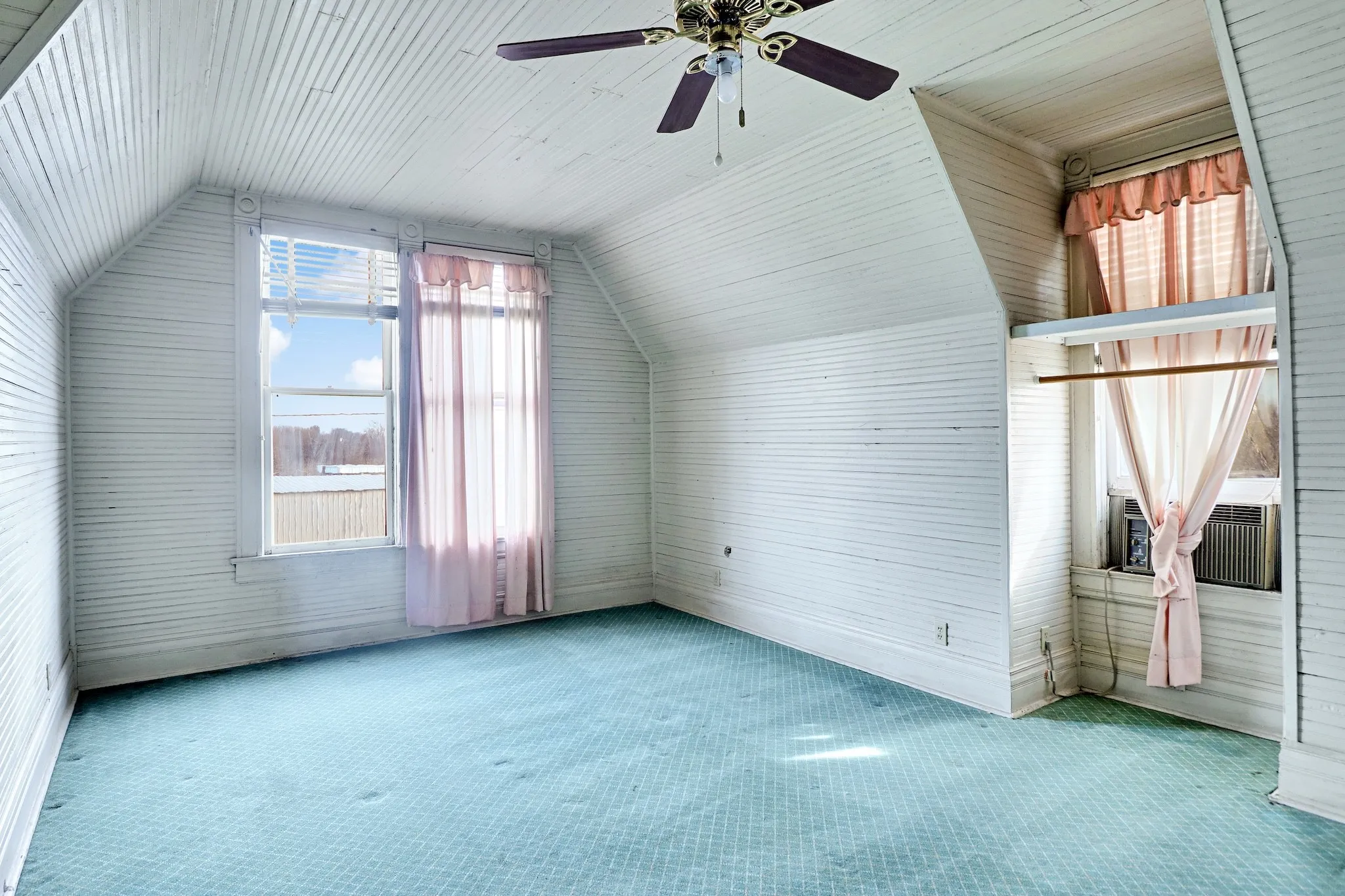 Single Family Residence For Sale in Hill County , 200 S Colorado Street, Whitney, Texas 76692, 6 Bedroom, 2 Bathroom, 2 Garage spaces, 3,284 Sqft, built in 1900, mls#21149295, Real Estate Agent in Whitney, Homes For Sale in Hill county, Homes For Sale in Whitney, Realtor in Whitney Texas, Real Estate Brokerage Independent Realty Texas, Luminita Cordes Realtor