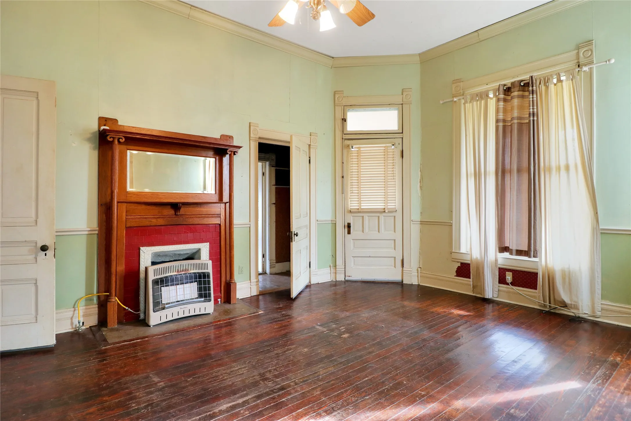 Single Family Residence For Sale in Hill County , 200 S Colorado Street, Whitney, Texas 76692, 6 Bedroom, 2 Bathroom, 2 Garage spaces, 3,284 Sqft, built in 1900, mls#21149295, Real Estate Agent in Whitney, Homes For Sale in Hill county, Homes For Sale in Whitney, Realtor in Whitney Texas, Real Estate Brokerage Independent Realty Texas, Luminita Cordes Realtor