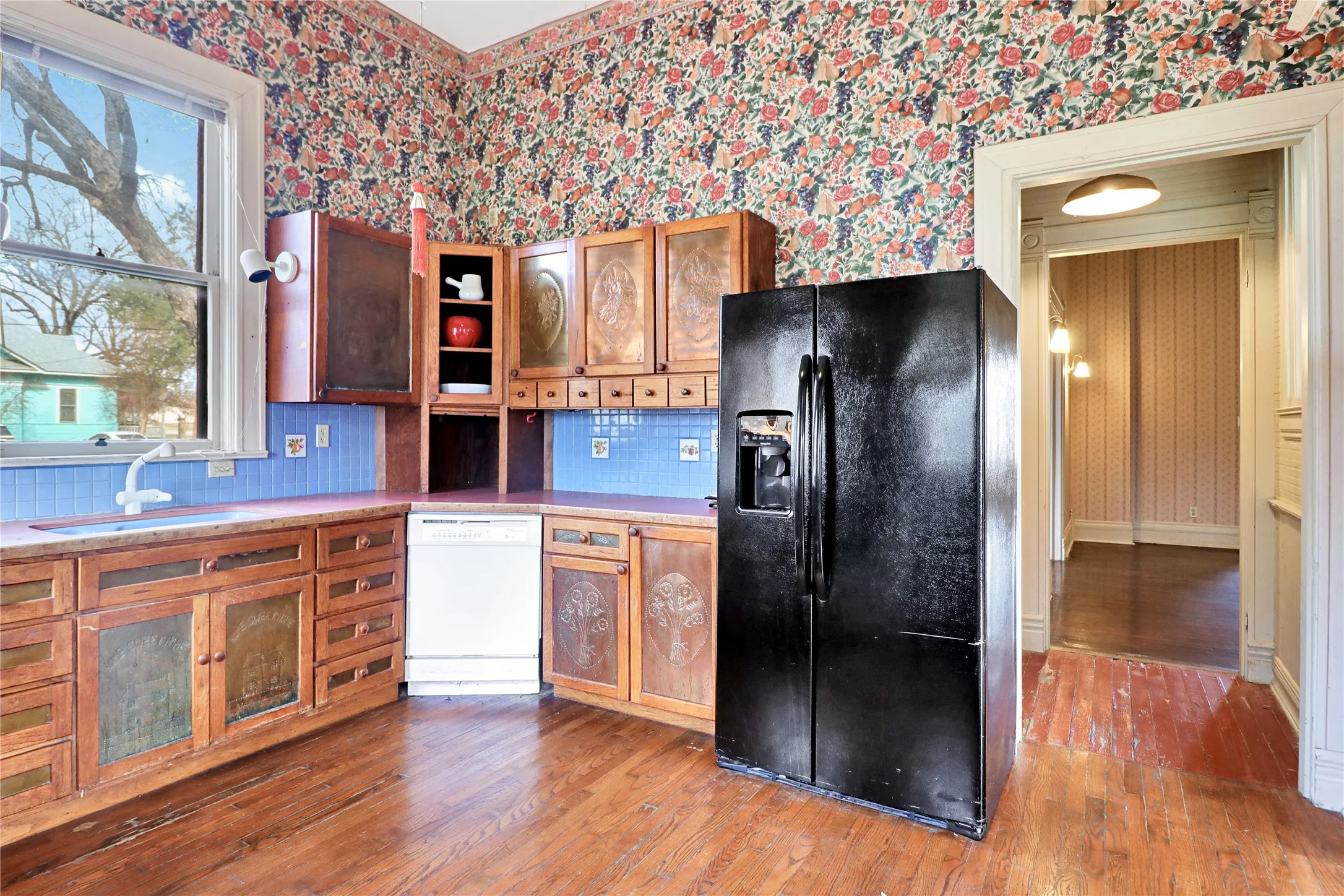 Single Family Residence For Sale in Hill County , 200 S Colorado Street, Whitney, Texas 76692, 6 Bedroom, 2 Bathroom, 2 Garage spaces, 3,284 Sqft, built in 1900, mls#21149295, Real Estate Agent in Whitney, Homes For Sale in Hill county, Homes For Sale in Whitney, Realtor in Whitney Texas, Real Estate Brokerage Independent Realty Texas, Luminita Cordes Realtor