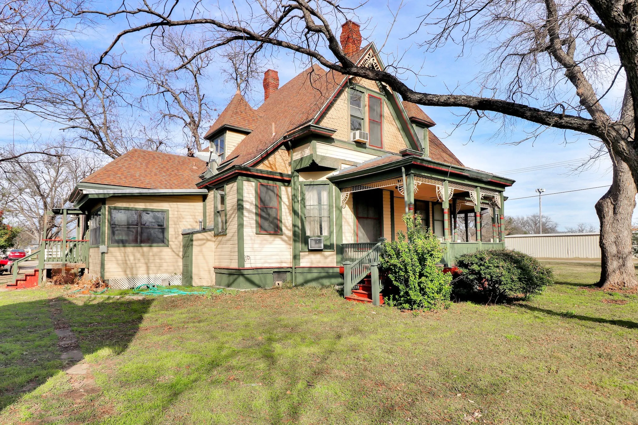 Single Family Residence For Sale in Hill County , 200 S Colorado Street, Whitney, Texas 76692, 6 Bedroom, 2 Bathroom, 2 Garage spaces, 3,284 Sqft, built in 1900, mls#21149295, Real Estate Agent in Whitney, Homes For Sale in Hill county, Homes For Sale in Whitney, Realtor in Whitney Texas, Real Estate Brokerage Independent Realty Texas, Luminita Cordes Realtor