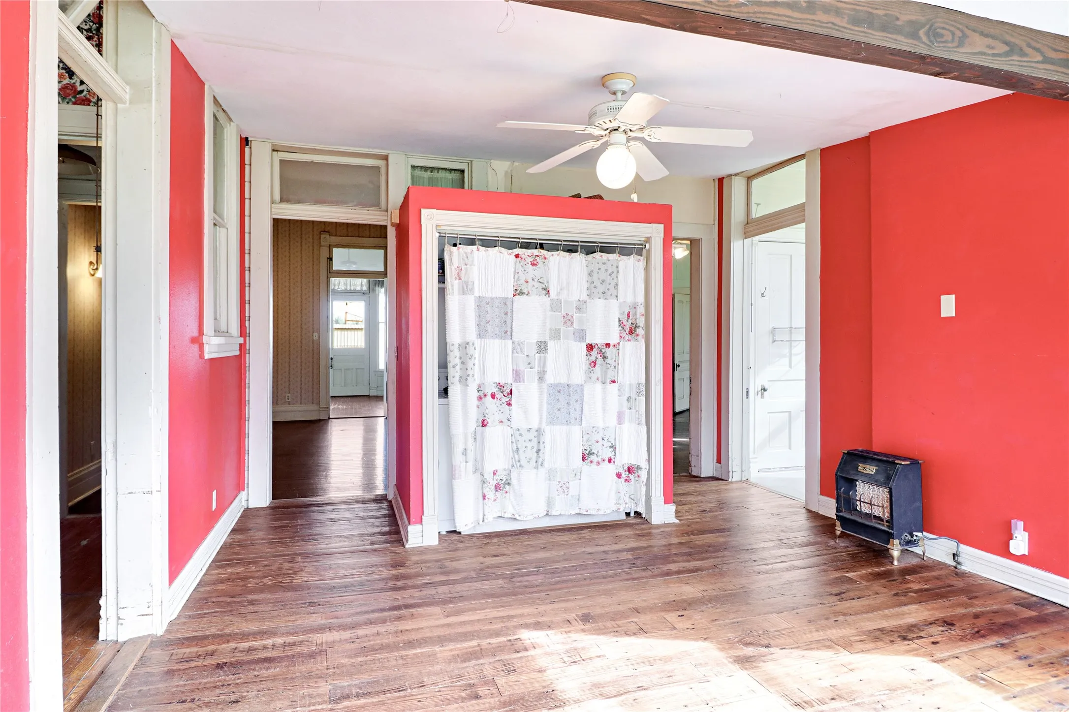 Single Family Residence For Sale in Hill County , 200 S Colorado Street, Whitney, Texas 76692, 6 Bedroom, 2 Bathroom, 2 Garage spaces, 3,284 Sqft, built in 1900, mls#21149295, Real Estate Agent in Whitney, Homes For Sale in Hill county, Homes For Sale in Whitney, Realtor in Whitney Texas, Real Estate Brokerage Independent Realty Texas, Luminita Cordes Realtor