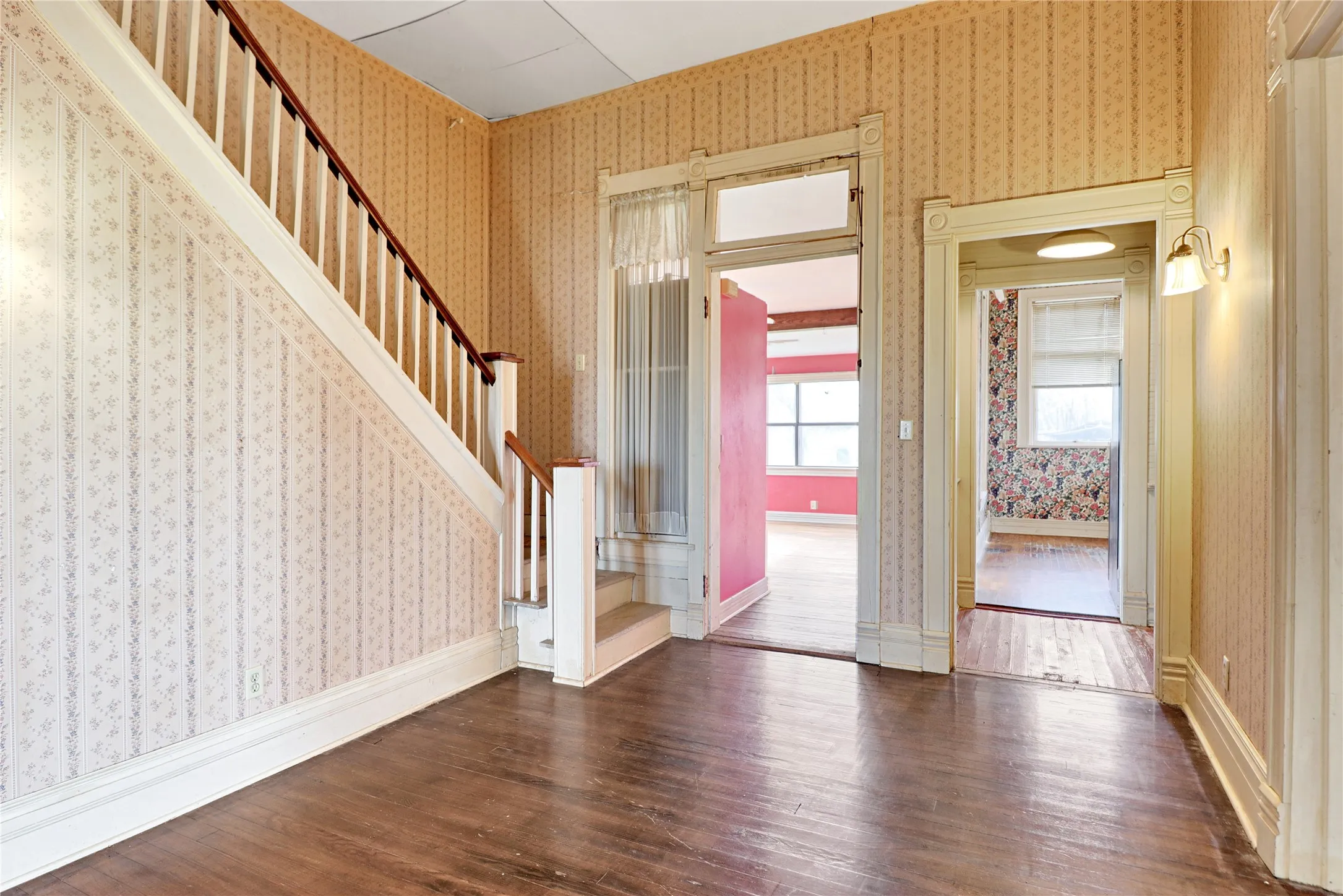 Single Family Residence For Sale in Hill County , 200 S Colorado Street, Whitney, Texas 76692, 6 Bedroom, 2 Bathroom, 2 Garage spaces, 3,284 Sqft, built in 1900, mls#21149295, Real Estate Agent in Whitney, Homes For Sale in Hill county, Homes For Sale in Whitney, Realtor in Whitney Texas, Real Estate Brokerage Independent Realty Texas, Luminita Cordes Realtor