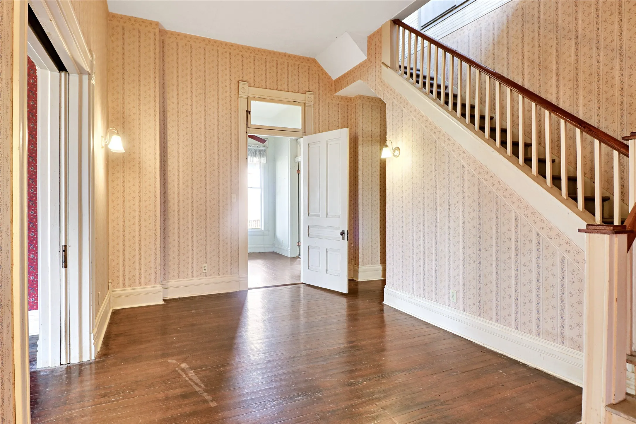 Single Family Residence For Sale in Hill County , 200 S Colorado Street, Whitney, Texas 76692, 6 Bedroom, 2 Bathroom, 2 Garage spaces, 3,284 Sqft, built in 1900, mls#21149295, Real Estate Agent in Whitney, Homes For Sale in Hill county, Homes For Sale in Whitney, Realtor in Whitney Texas, Real Estate Brokerage Independent Realty Texas, Luminita Cordes Realtor