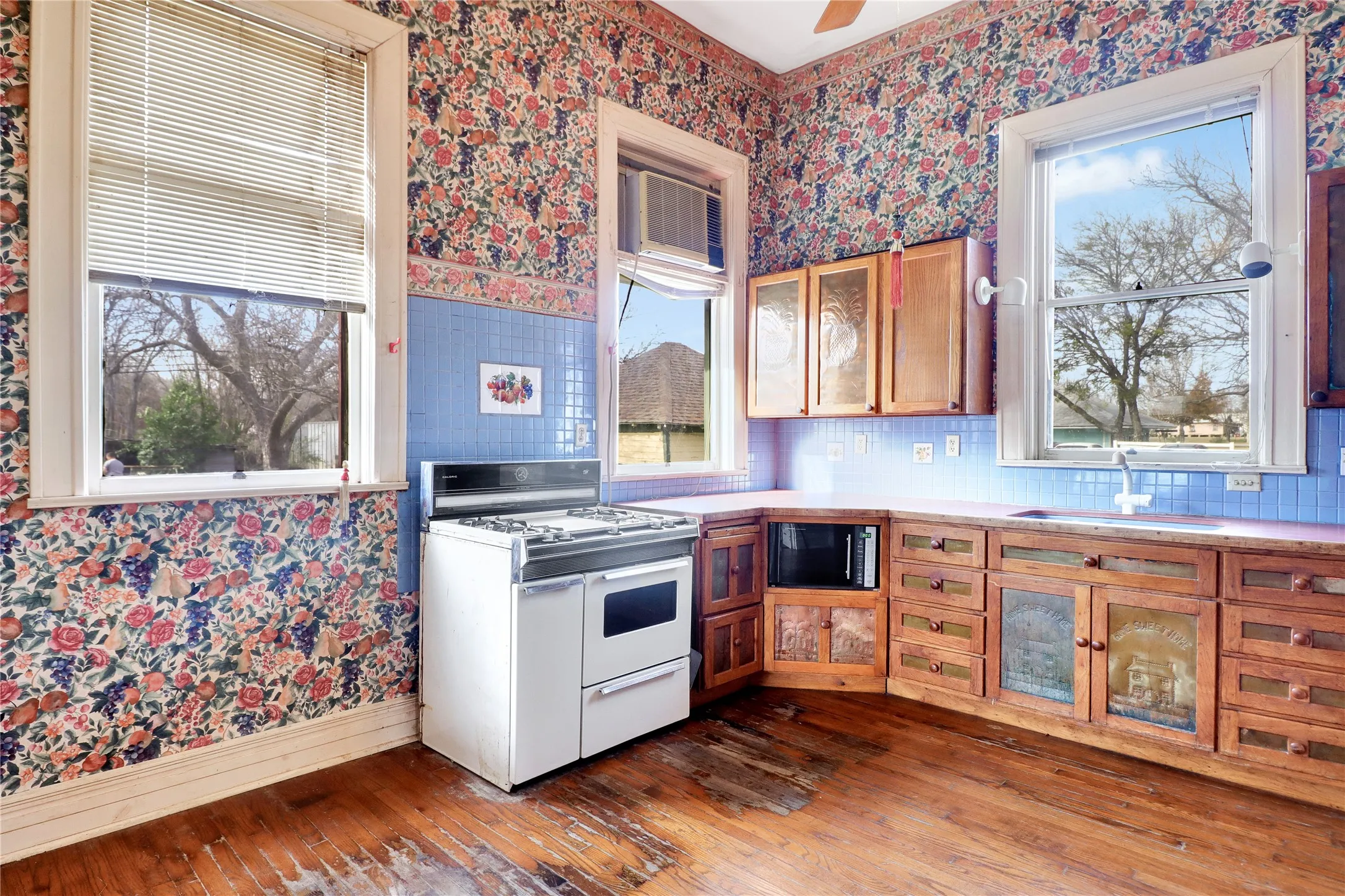 Single Family Residence For Sale in Hill County , 200 S Colorado Street, Whitney, Texas 76692, 6 Bedroom, 2 Bathroom, 2 Garage spaces, 3,284 Sqft, built in 1900, mls#21149295, Real Estate Agent in Whitney, Homes For Sale in Hill county, Homes For Sale in Whitney, Realtor in Whitney Texas, Real Estate Brokerage Independent Realty Texas, Luminita Cordes Realtor