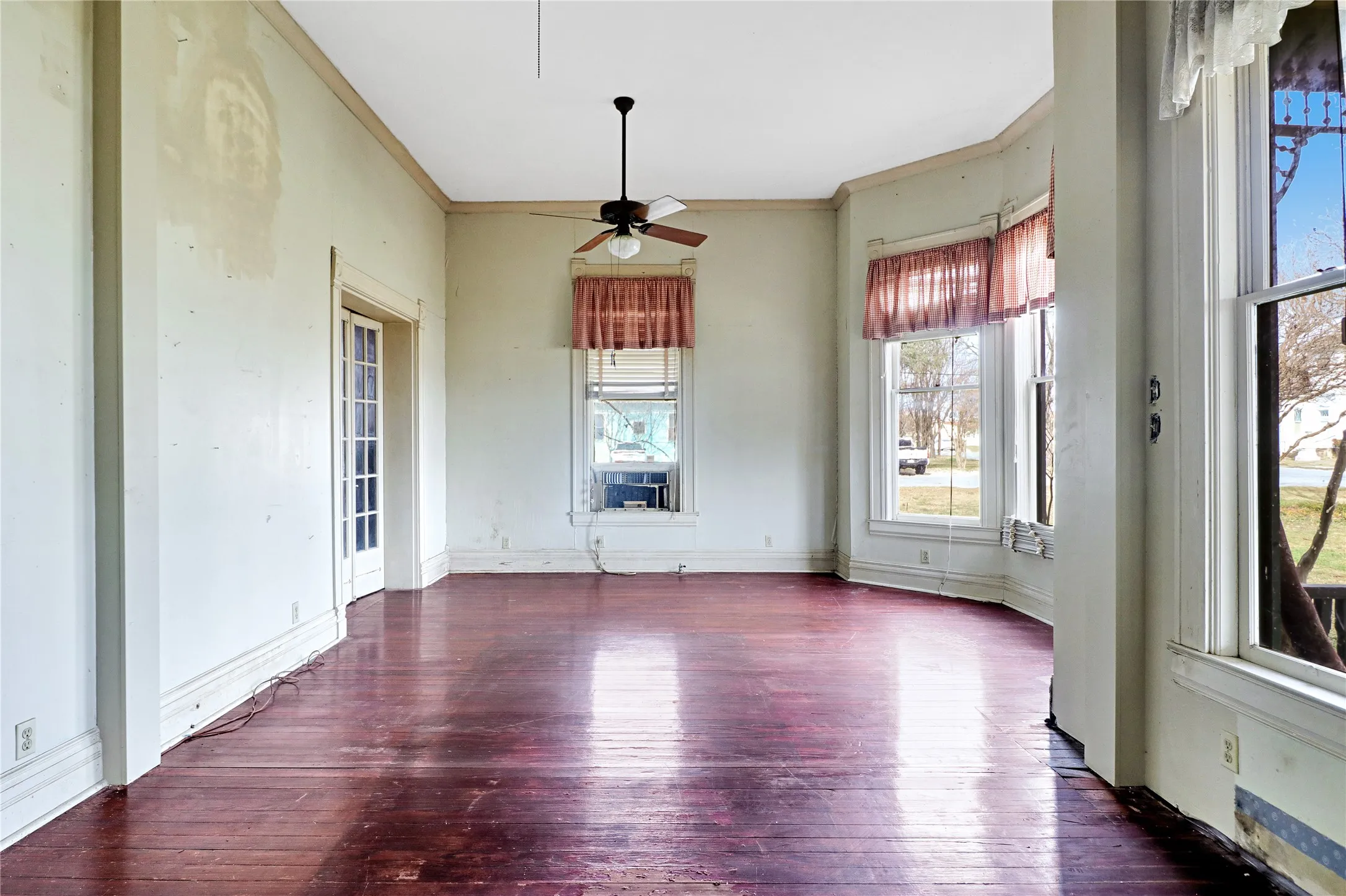 Single Family Residence For Sale in Hill County , 200 S Colorado Street, Whitney, Texas 76692, 6 Bedroom, 2 Bathroom, 2 Garage spaces, 3,284 Sqft, built in 1900, mls#21149295, Real Estate Agent in Whitney, Homes For Sale in Hill county, Homes For Sale in Whitney, Realtor in Whitney Texas, Real Estate Brokerage Independent Realty Texas, Luminita Cordes Realtor