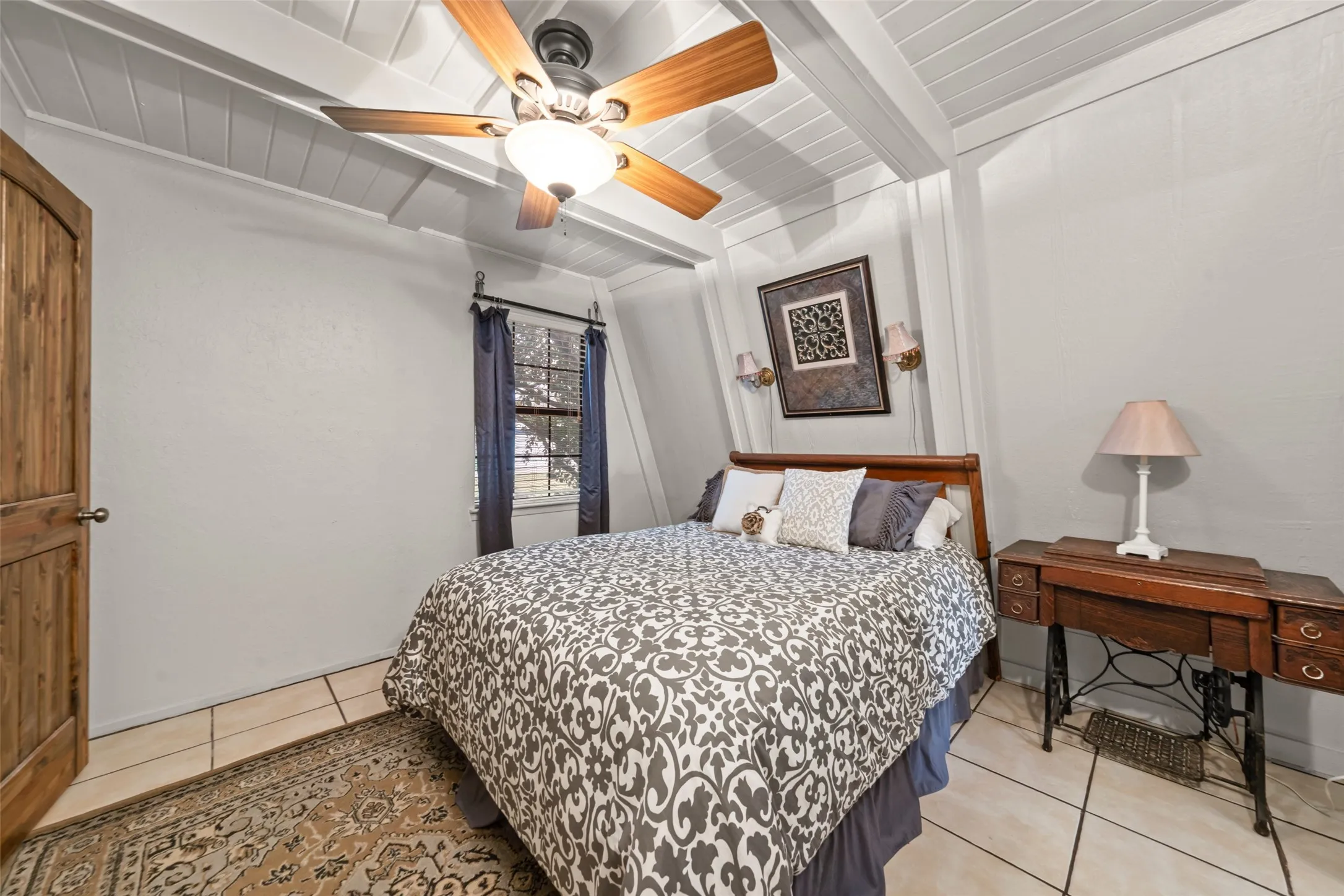 Single Family Residence For Sale in Hill County , 107 Private Road 132, Whitney, Texas 76692, 3 Bedroom, 2 Bathroom, 2 Garage spaces, 1,829 Sqft, built in 1979, mls#21146994, Real Estate Agent in Whitney, Homes For Sale in Hill county, Homes For Sale in Whitney, Realtor in Whitney Texas, Real Estate Brokerage Independent Realty Texas, Luminita Cordes Realtor