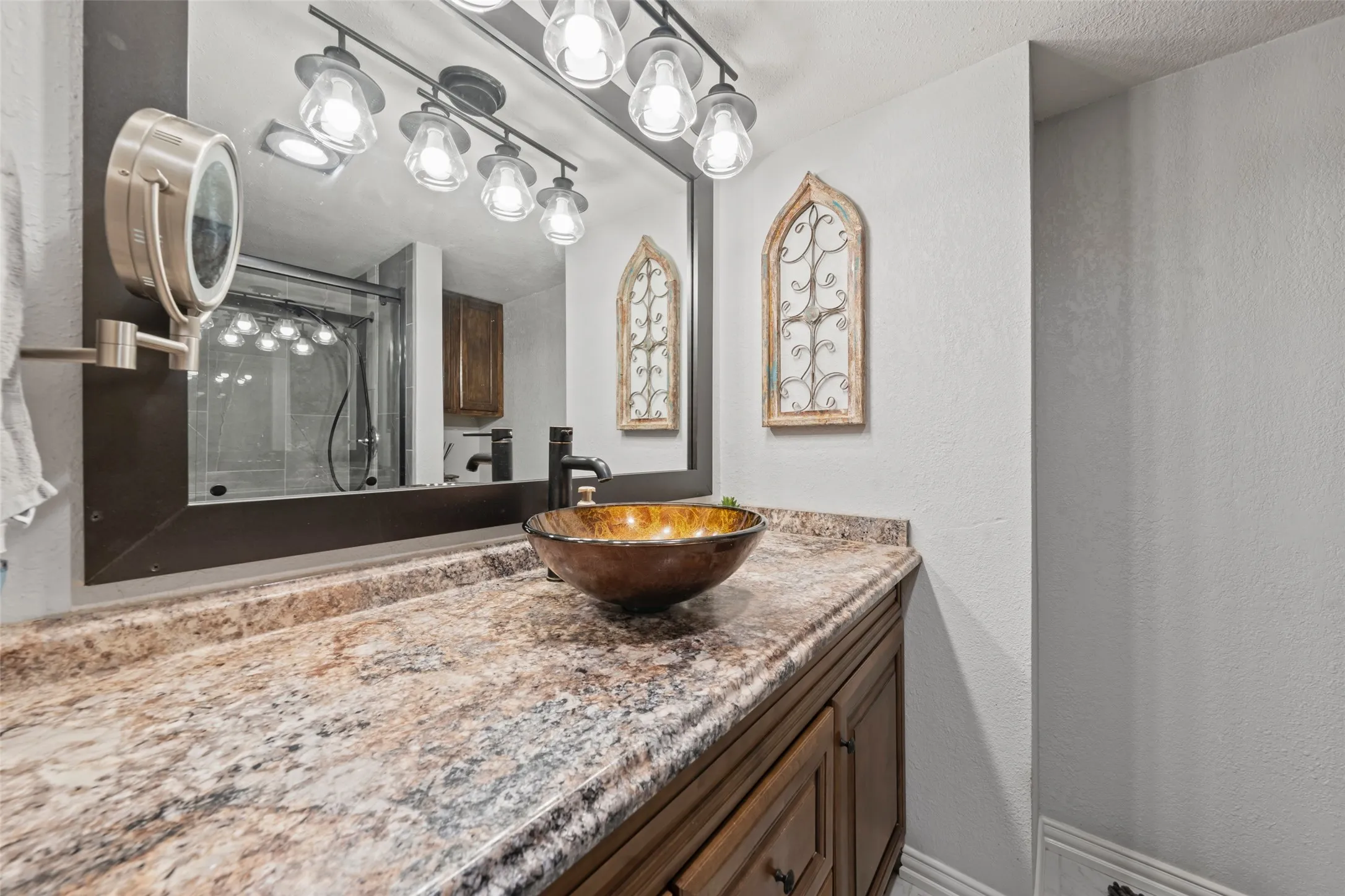 Single Family Residence For Sale in Hill County , 107 Private Road 132, Whitney, Texas 76692, 3 Bedroom, 2 Bathroom, 2 Garage spaces, 1,829 Sqft, built in 1979, mls#21146994, Real Estate Agent in Whitney, Homes For Sale in Hill county, Homes For Sale in Whitney, Realtor in Whitney Texas, Real Estate Brokerage Independent Realty Texas, Luminita Cordes Realtor