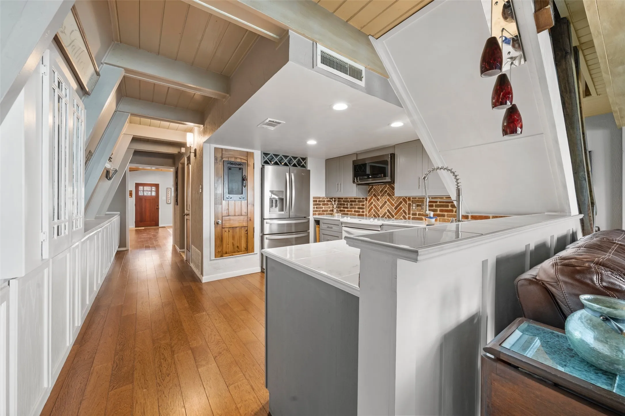 Single Family Residence For Sale in Hill County , 107 Private Road 132, Whitney, Texas 76692, 3 Bedroom, 2 Bathroom, 2 Garage spaces, 1,829 Sqft, built in 1979, mls#21146994, Real Estate Agent in Whitney, Homes For Sale in Hill county, Homes For Sale in Whitney, Realtor in Whitney Texas, Real Estate Brokerage Independent Realty Texas, Luminita Cordes Realtor