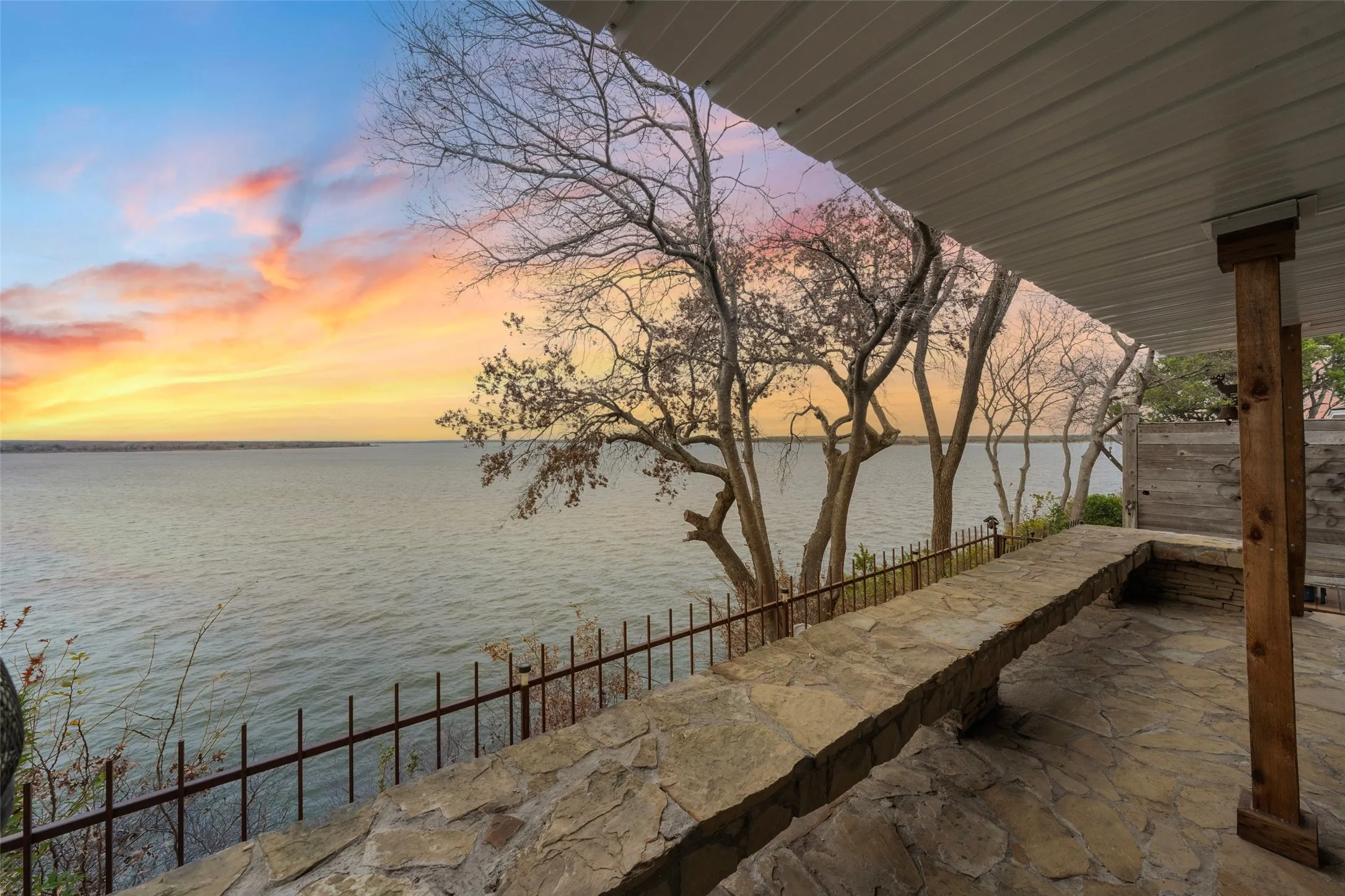 Single Family Residence For Sale in Hill County , 107 Private Road 132, Whitney, Texas 76692, 3 Bedroom, 2 Bathroom, 2 Garage spaces, 1,829 Sqft, built in 1979, mls#21146994, Real Estate Agent in Whitney, Homes For Sale in Hill county, Homes For Sale in Whitney, Realtor in Whitney Texas, Real Estate Brokerage Independent Realty Texas, Luminita Cordes Realtor