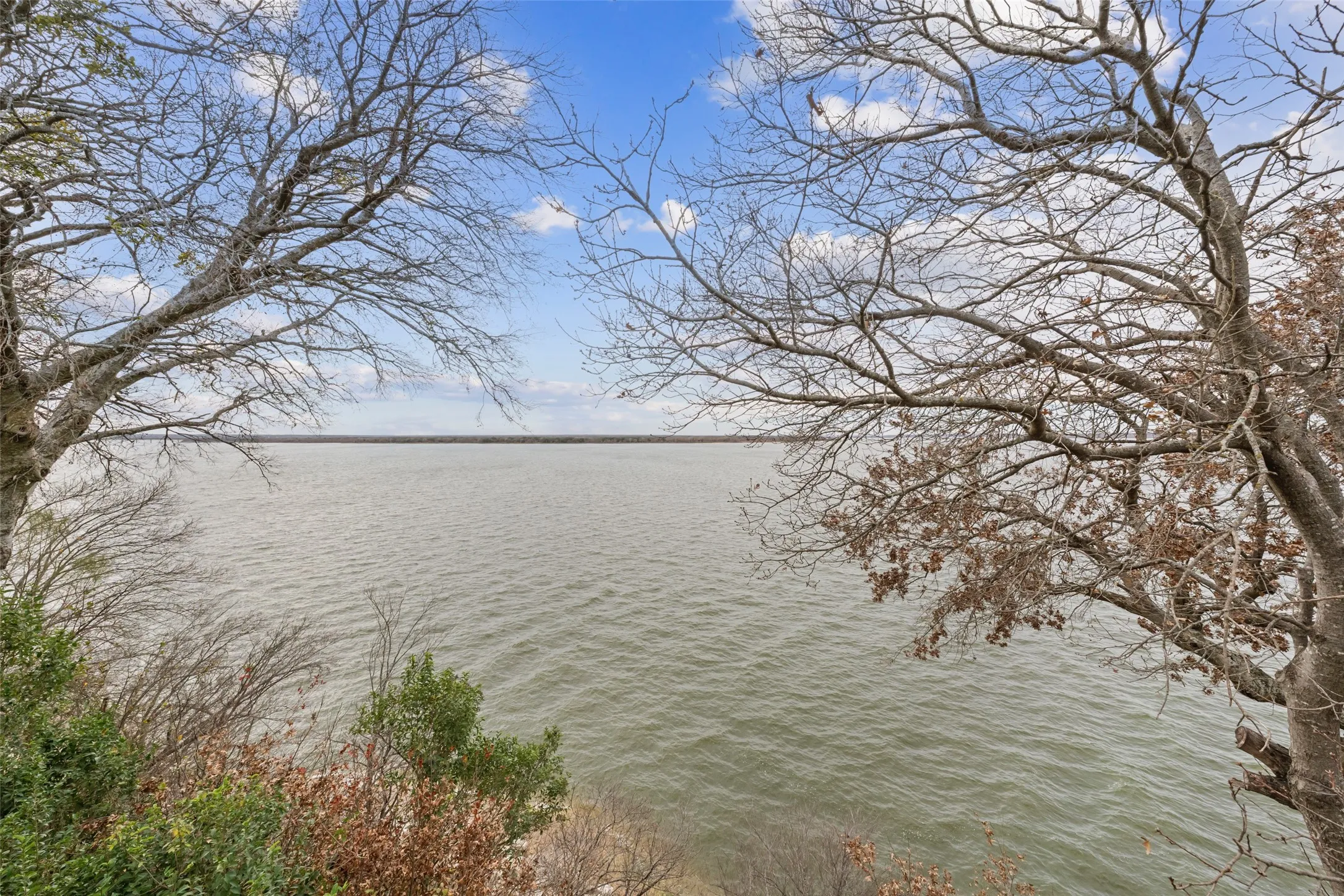 Single Family Residence For Sale in Hill County , 107 Private Road 132, Whitney, Texas 76692, 3 Bedroom, 2 Bathroom, 2 Garage spaces, 1,829 Sqft, built in 1979, mls#21146994, Real Estate Agent in Whitney, Homes For Sale in Hill county, Homes For Sale in Whitney, Realtor in Whitney Texas, Real Estate Brokerage Independent Realty Texas, Luminita Cordes Realtor