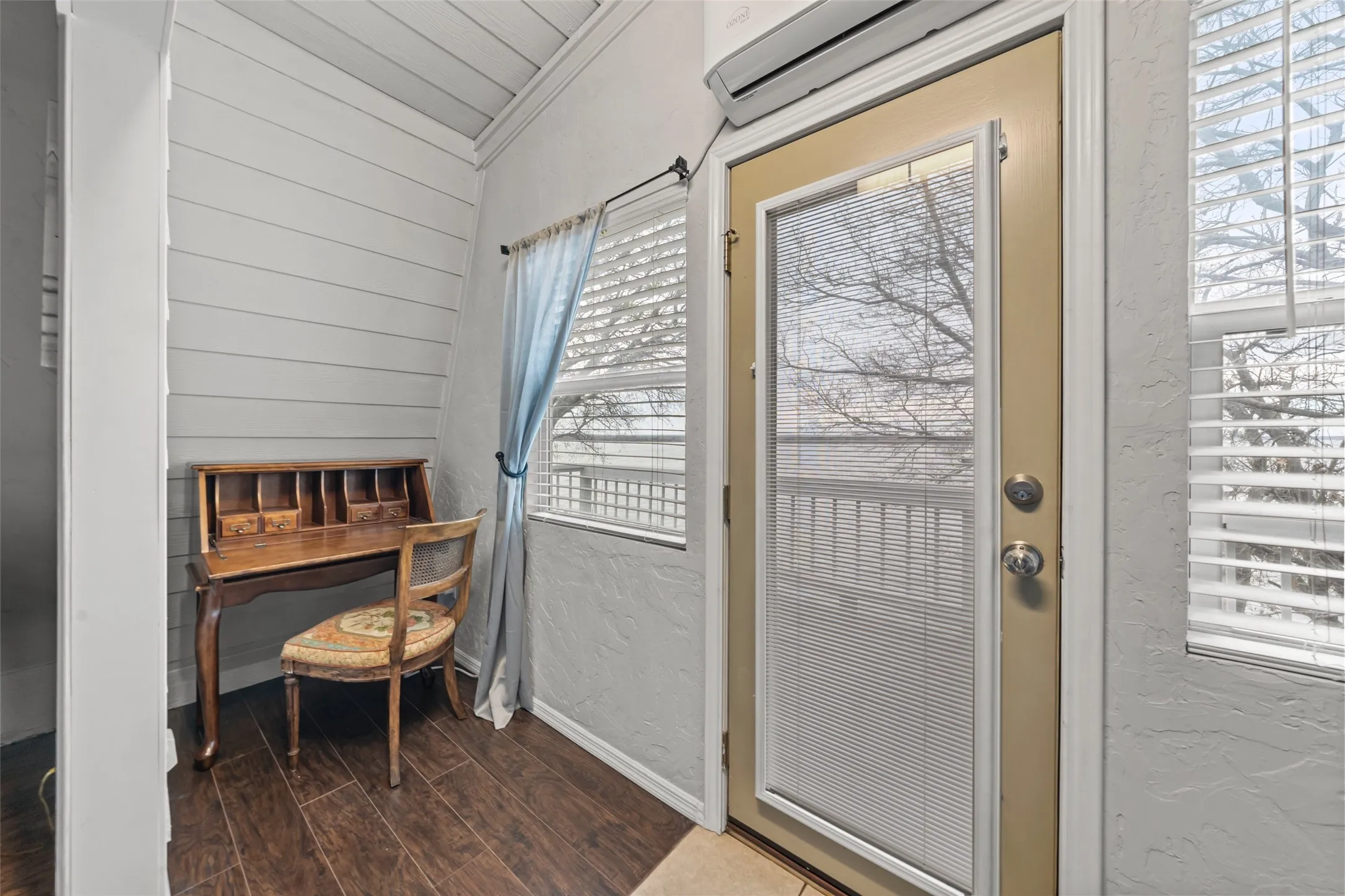Single Family Residence For Sale in Hill County , 107 Private Road 132, Whitney, Texas 76692, 3 Bedroom, 2 Bathroom, 2 Garage spaces, 1,829 Sqft, built in 1979, mls#21146994, Real Estate Agent in Whitney, Homes For Sale in Hill county, Homes For Sale in Whitney, Realtor in Whitney Texas, Real Estate Brokerage Independent Realty Texas, Luminita Cordes Realtor