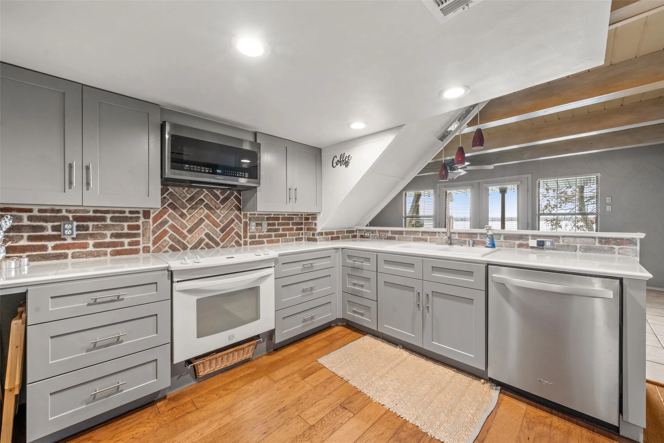 Single Family Residence For Sale in Hill County , 107 Private Road 132, Whitney, Texas 76692, 3 Bedroom, 2 Bathroom, 2 Garage spaces, 1,829 Sqft, built in 1979, mls#21146994, Real Estate Agent in Whitney, Homes For Sale in Hill county, Homes For Sale in Whitney, Realtor in Whitney Texas, Real Estate Brokerage Independent Realty Texas, Luminita Cordes Realtor