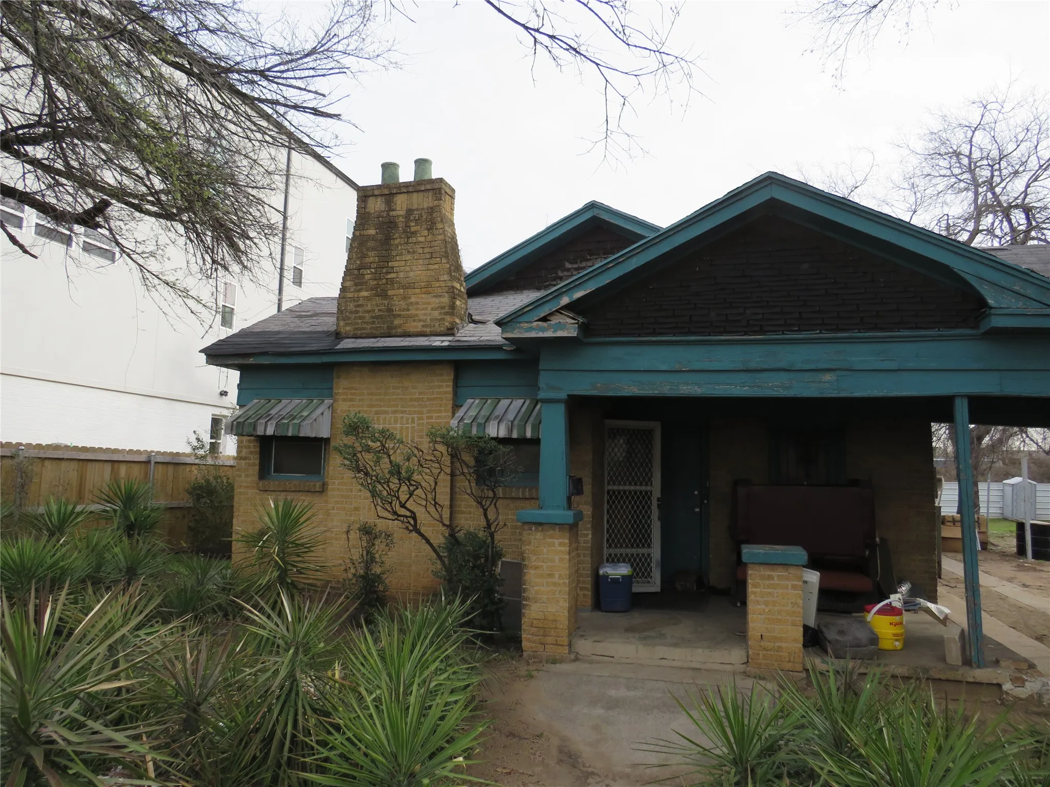 Single Family Residence For Sale in Dallas County , 3638 Cleveland Street, Dallas, Texas 75215, 3 Bedrooms, 2 Bathrooms, Garage spaces, 1,956 Sqft, built in 1926, Preowned, Price $195,000, mls#21149981, Real Estate Agent in Dallas, Homes For Sale in Dallas county, Homes For Sale in Dallas, Realtor in Dallas Texas, Real Estate Brokerage Independent Realty Texas, Luminita Cordes Realtor