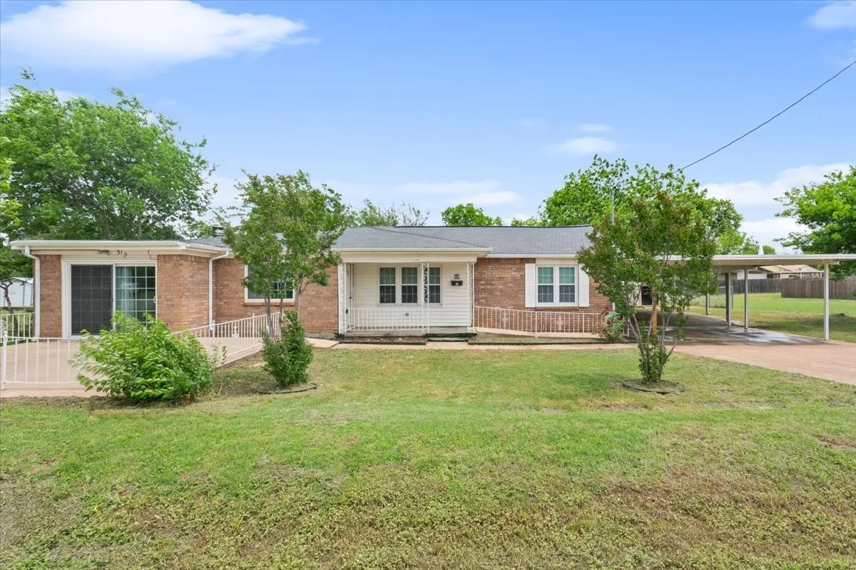Single Family Residence For Sale in Mc Lennan County , 310 Garfield Street, Mc Gregor, Texas 76657, 4 Bedroom, 3 Bathroom, Garage spaces, 2,345 Sqft, built in 1970, mls#21146436, Real Estate Agent in Mc Gregor, Homes For Sale in Mc Lennan county, Homes For Sale in Mc Gregor, Realtor in Mc Gregor Texas, Real Estate Brokerage Independent Realty Texas, Luminita Cordes Realtor