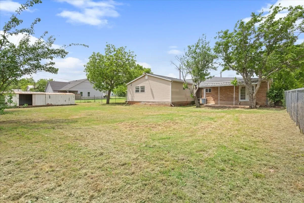 Single Family Residence For Sale in Mc Lennan County , 310 Garfield Street, Mc Gregor, Texas 76657, 4 Bedroom, 3 Bathroom, Garage spaces, 2,345 Sqft, built in 1970, mls#21146436, Real Estate Agent in Mc Gregor, Homes For Sale in Mc Lennan county, Homes For Sale in Mc Gregor, Realtor in Mc Gregor Texas, Real Estate Brokerage Independent Realty Texas, Luminita Cordes Realtor