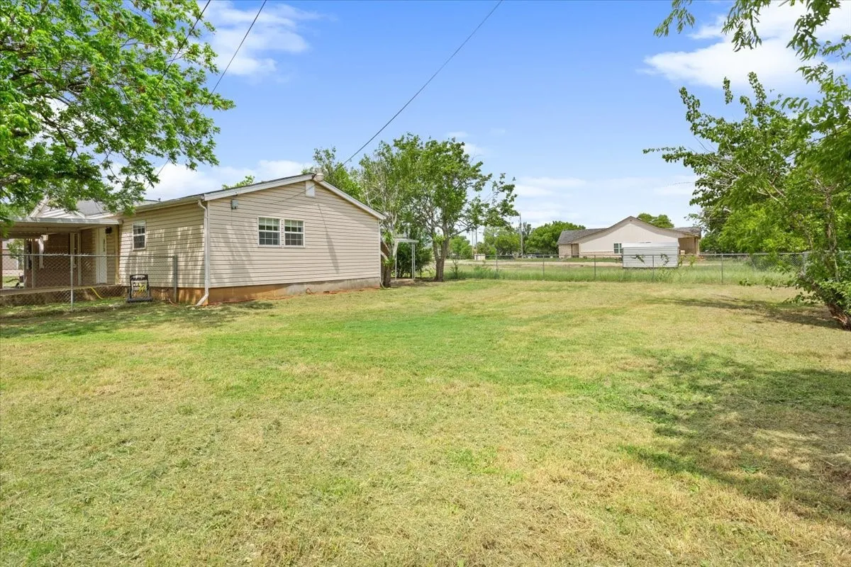 Single Family Residence For Sale in Mc Lennan County , 310 Garfield Street, Mc Gregor, Texas 76657, 4 Bedroom, 3 Bathroom, Garage spaces, 2,345 Sqft, built in 1970, mls#21146436, Real Estate Agent in Mc Gregor, Homes For Sale in Mc Lennan county, Homes For Sale in Mc Gregor, Realtor in Mc Gregor Texas, Real Estate Brokerage Independent Realty Texas, Luminita Cordes Realtor