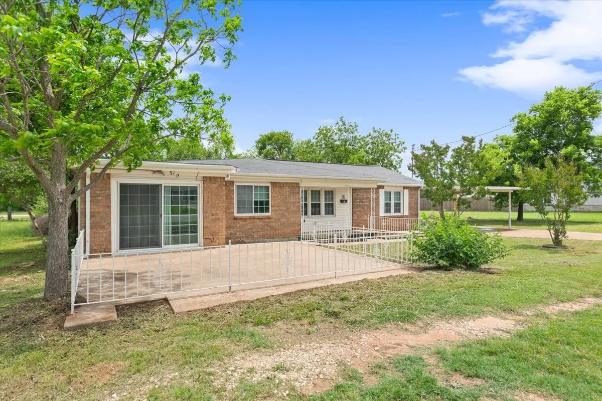 Single Family Residence For Sale in Mc Lennan County , 310 Garfield Street, Mc Gregor, Texas 76657, 4 Bedroom, 3 Bathroom, Garage spaces, 2,345 Sqft, built in 1970, mls#21146436, Real Estate Agent in Mc Gregor, Homes For Sale in Mc Lennan county, Homes For Sale in Mc Gregor, Realtor in Mc Gregor Texas, Real Estate Brokerage Independent Realty Texas, Luminita Cordes Realtor