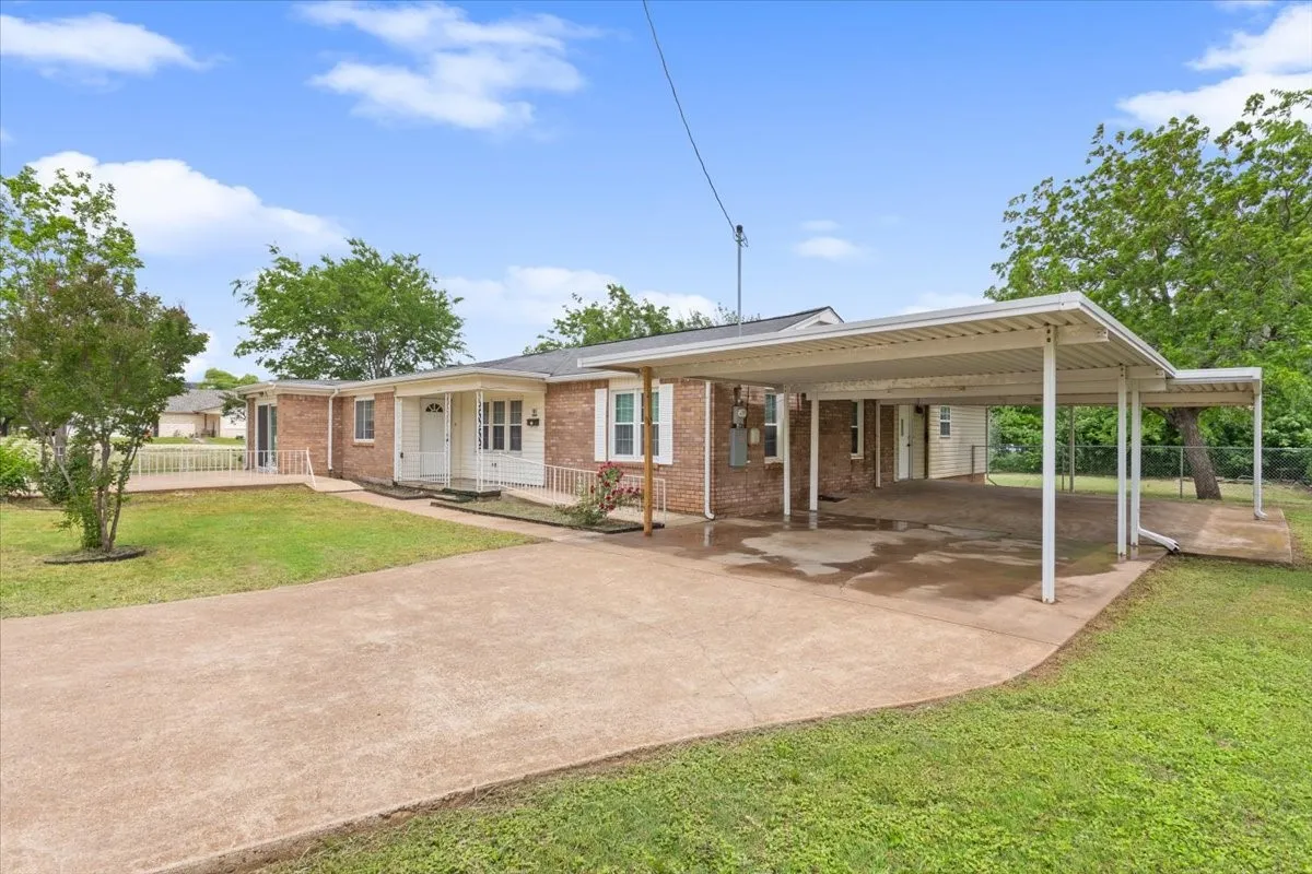 Single Family Residence For Sale in Mc Lennan County , 310 Garfield Street, Mc Gregor, Texas 76657, 4 Bedroom, 3 Bathroom, Garage spaces, 2,345 Sqft, built in 1970, mls#21146436, Real Estate Agent in Mc Gregor, Homes For Sale in Mc Lennan county, Homes For Sale in Mc Gregor, Realtor in Mc Gregor Texas, Real Estate Brokerage Independent Realty Texas, Luminita Cordes Realtor