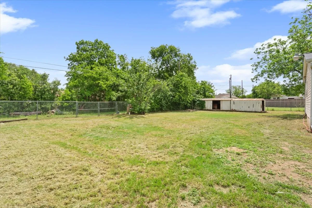 Single Family Residence For Sale in Mc Lennan County , 310 Garfield Street, Mc Gregor, Texas 76657, 4 Bedroom, 3 Bathroom, Garage spaces, 2,345 Sqft, built in 1970, mls#21146436, Real Estate Agent in Mc Gregor, Homes For Sale in Mc Lennan county, Homes For Sale in Mc Gregor, Realtor in Mc Gregor Texas, Real Estate Brokerage Independent Realty Texas, Luminita Cordes Realtor