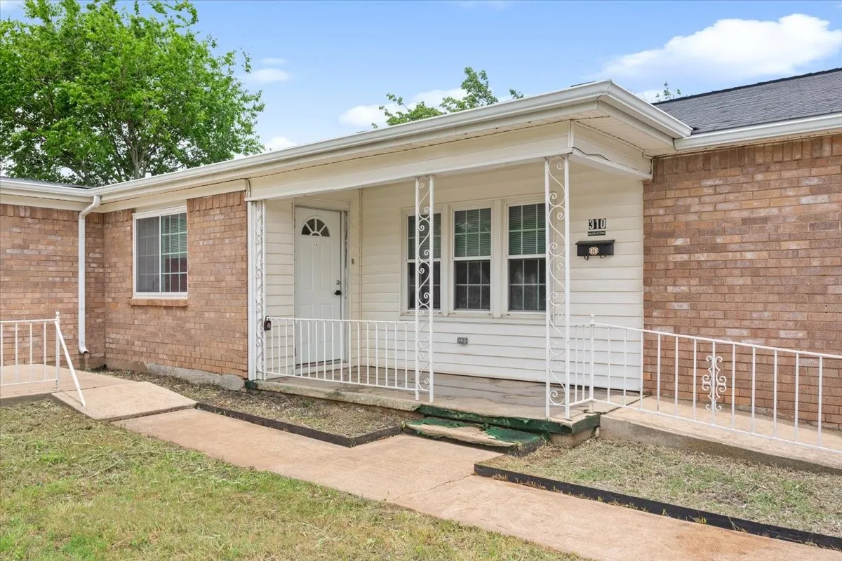 Single Family Residence For Sale in Mc Lennan County , 310 Garfield Street, Mc Gregor, Texas 76657, 4 Bedroom, 3 Bathroom, Garage spaces, 2,345 Sqft, built in 1970, mls#21146436, Real Estate Agent in Mc Gregor, Homes For Sale in Mc Lennan county, Homes For Sale in Mc Gregor, Realtor in Mc Gregor Texas, Real Estate Brokerage Independent Realty Texas, Luminita Cordes Realtor