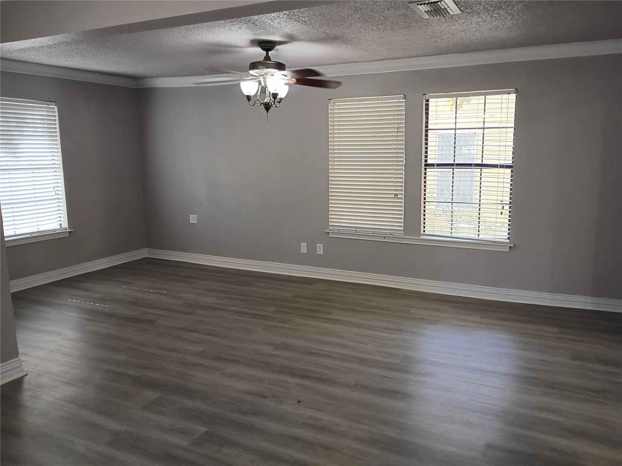 Single Family Residence For Sale in Ellis County , 208 Almond Street, Waxahachie, Texas 75165, 3 Bedroom, 2 Bathroom, Garage spaces, 1,520 Sqft, built in 1950, Preowned, mls#21150204, Real Estate Agent in Waxahachie, Homes For Sale in Ellis county, Homes For Sale in Waxahachie, Realtor in Waxahachie Texas, Real Estate Brokerage Independent Realty Texas, Luminita Cordes Realtor