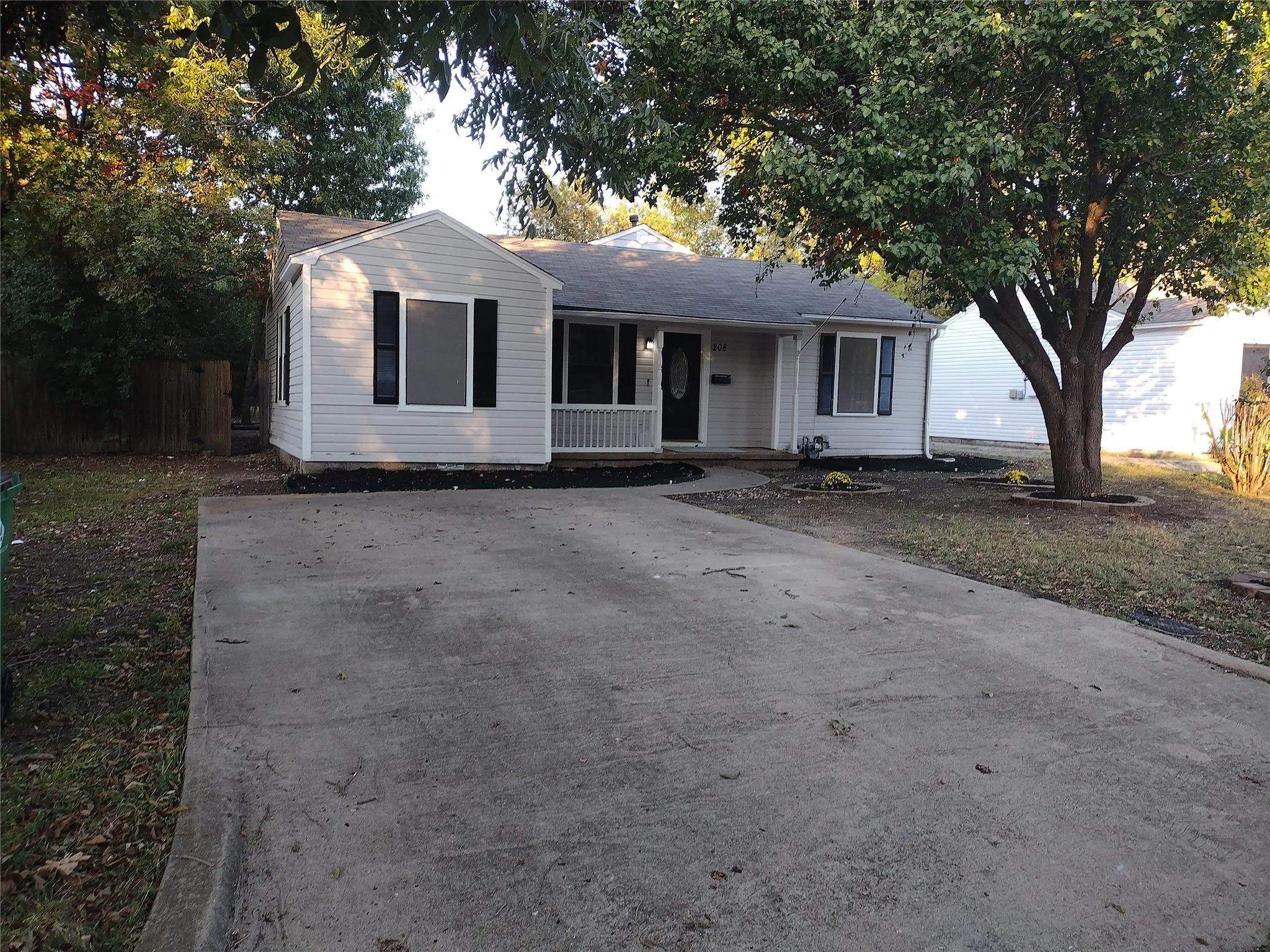 Single Family Residence For Sale in Ellis County , 208 Almond Street, Waxahachie, Texas 75165, 3 Bedroom, 2 Bathroom, Garage spaces, 1,520 Sqft, built in 1950, Preowned, mls#21150204, Real Estate Agent in Waxahachie, Homes For Sale in Ellis county, Homes For Sale in Waxahachie, Realtor in Waxahachie Texas, Real Estate Brokerage Independent Realty Texas, Luminita Cordes Realtor