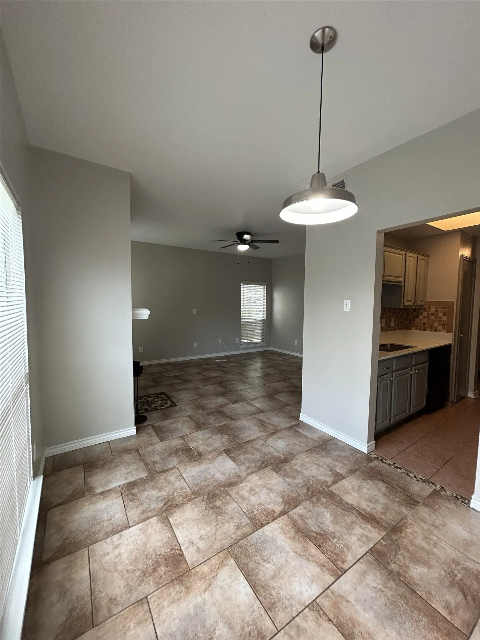 Condominium For Sale in Dallas County , 3617 W Northgate Drive 125, Irving, Texas 75062, 2 Bedroom, 2 Bathroom, 2 Garage spaces, 930 Sqft, built in 1982, mls#21147715, Real Estate Agent in Irving, Homes For Sale in Dallas county, Homes For Sale in Irving, Realtor in Irving Texas, Real Estate Brokerage Independent Realty Texas, Luminita Cordes Realtor