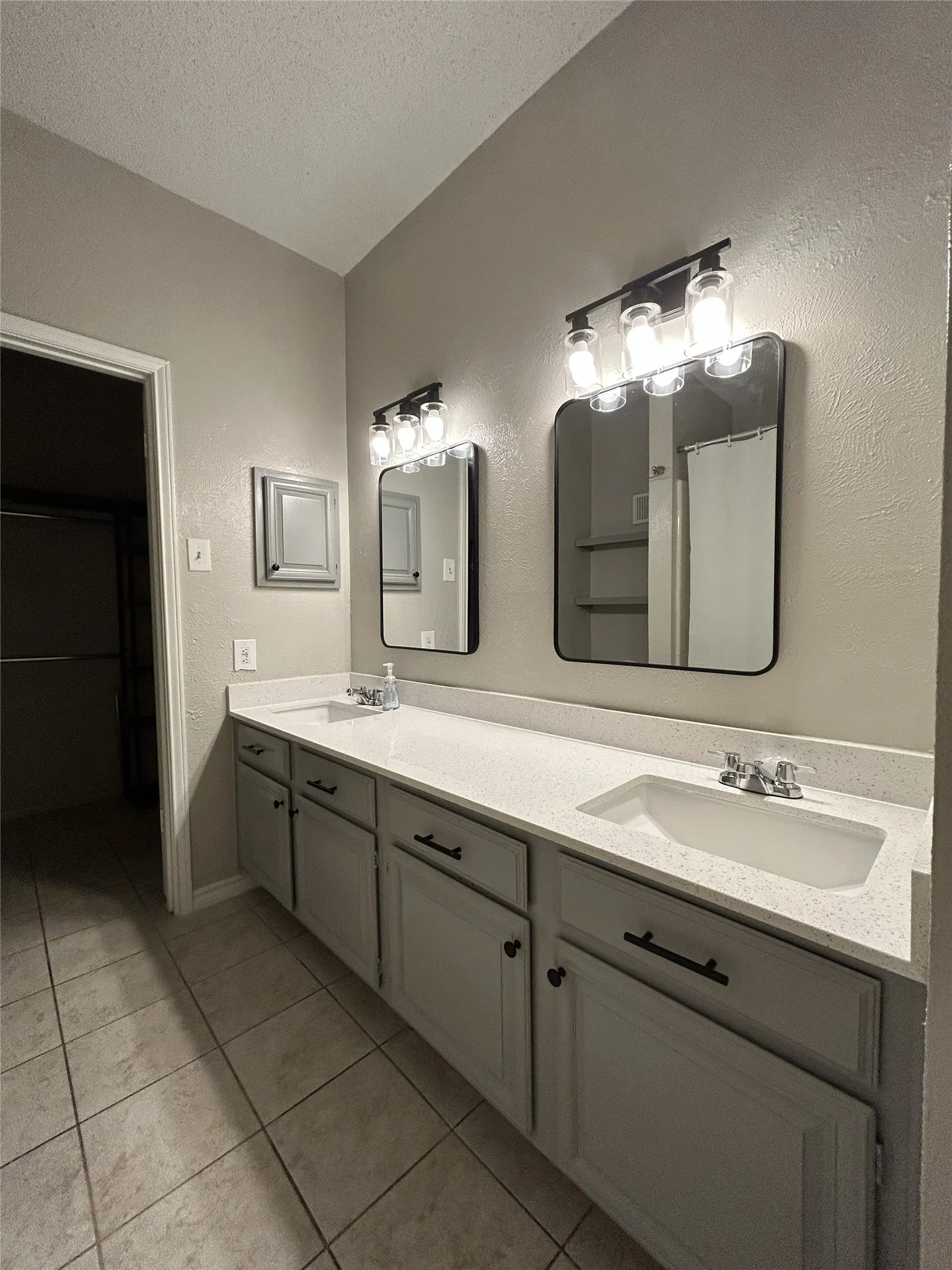 Condominium For Sale in Dallas County , 3617 W Northgate Drive 125, Irving, Texas 75062, 2 Bedroom, 2 Bathroom, 2 Garage spaces, 930 Sqft, built in 1982, mls#21147715, Real Estate Agent in Irving, Homes For Sale in Dallas county, Homes For Sale in Irving, Realtor in Irving Texas, Real Estate Brokerage Independent Realty Texas, Luminita Cordes Realtor