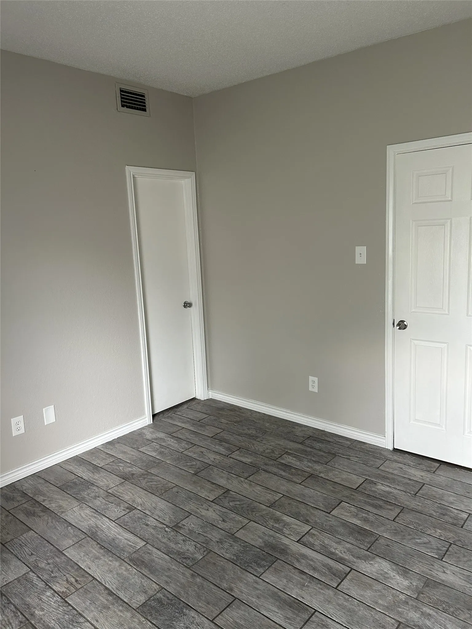 Condominium For Sale in Dallas County , 3617 W Northgate Drive 125, Irving, Texas 75062, 2 Bedroom, 2 Bathroom, 2 Garage spaces, 930 Sqft, built in 1982, mls#21147715, Real Estate Agent in Irving, Homes For Sale in Dallas county, Homes For Sale in Irving, Realtor in Irving Texas, Real Estate Brokerage Independent Realty Texas, Luminita Cordes Realtor