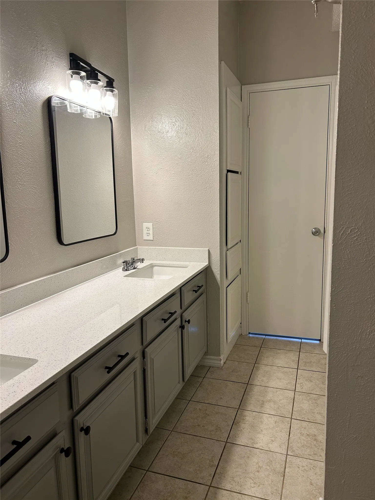 Condominium For Sale in Dallas County , 3617 W Northgate Drive 125, Irving, Texas 75062, 2 Bedroom, 2 Bathroom, 2 Garage spaces, 930 Sqft, built in 1982, mls#21147715, Real Estate Agent in Irving, Homes For Sale in Dallas county, Homes For Sale in Irving, Realtor in Irving Texas, Real Estate Brokerage Independent Realty Texas, Luminita Cordes Realtor