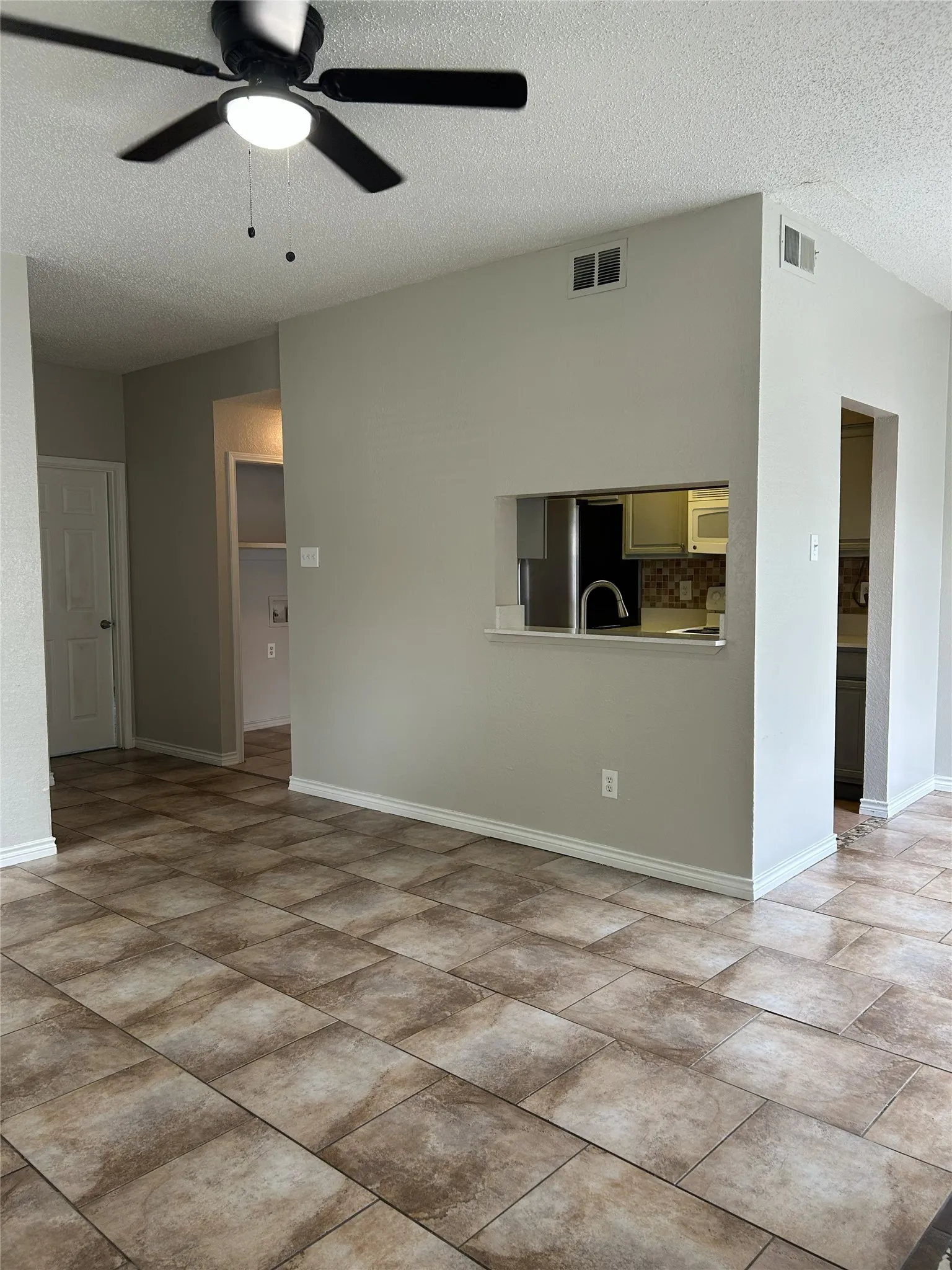 Condominium For Sale in Dallas County , 3617 W Northgate Drive 125, Irving, Texas 75062, 2 Bedroom, 2 Bathroom, 2 Garage spaces, 930 Sqft, built in 1982, mls#21147715, Real Estate Agent in Irving, Homes For Sale in Dallas county, Homes For Sale in Irving, Realtor in Irving Texas, Real Estate Brokerage Independent Realty Texas, Luminita Cordes Realtor